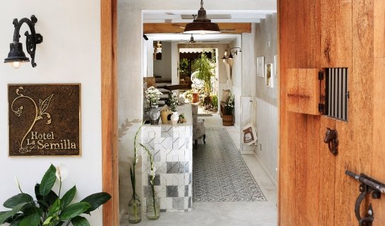 hotel-la-semilla-entry-m-01-x22.jpg