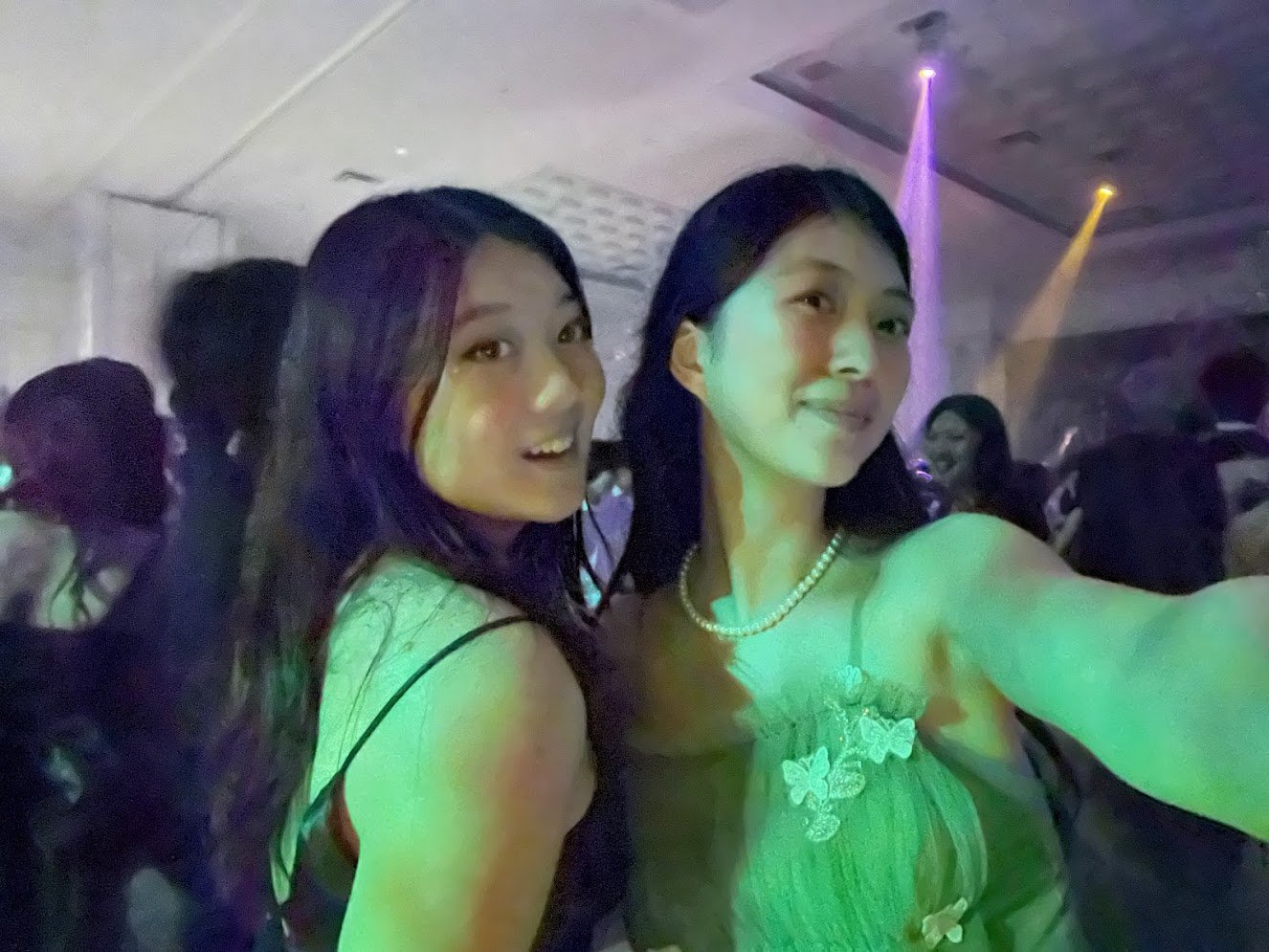 Ambi and Izzy on the dancefloor. 🕺
