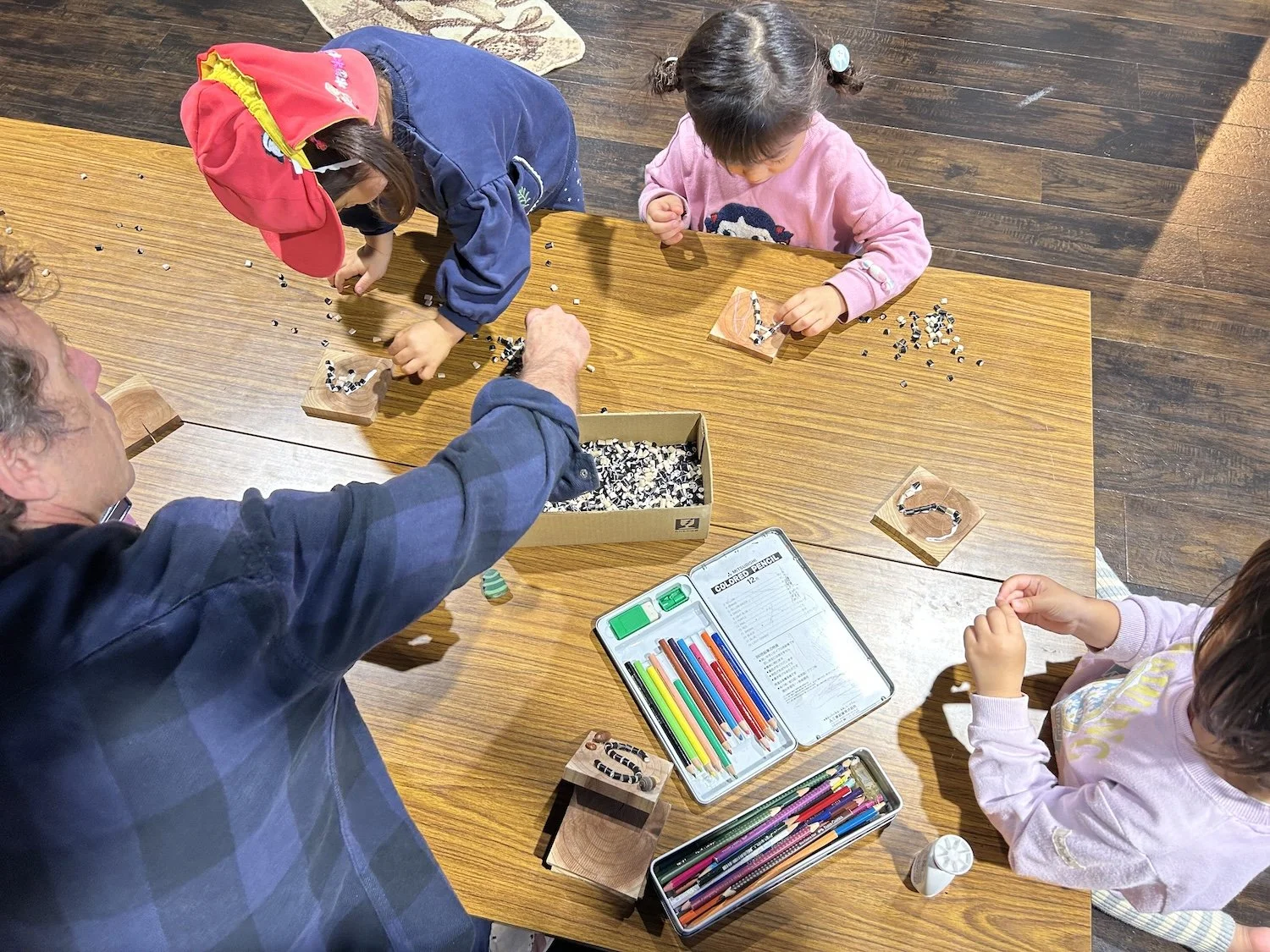 K.I.C.スカイクラスで工作をしながら、英語の基本的な指示や数、色を学ぶ子どもたち。