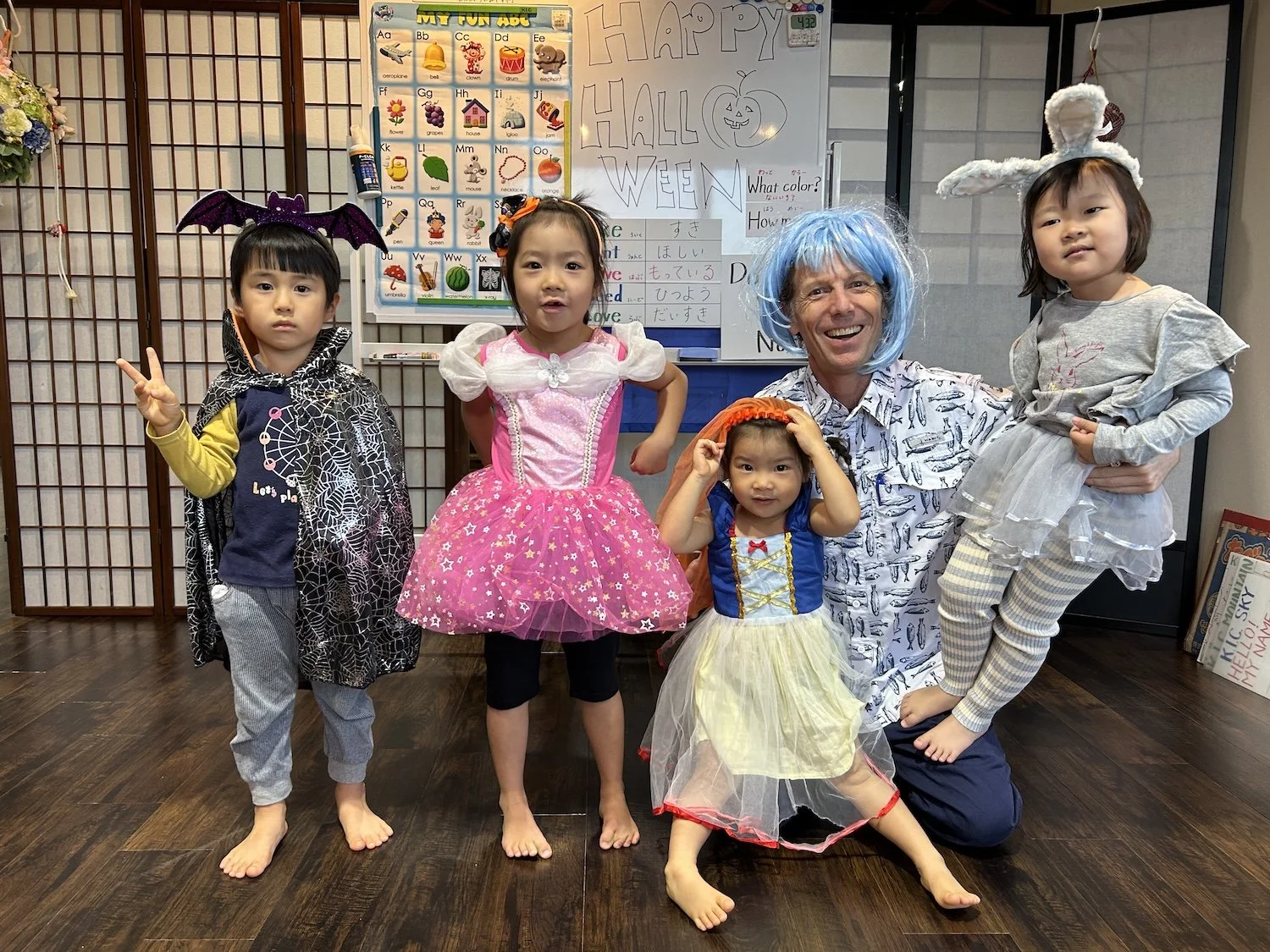 K.I.C.ハロウィンレッスンで仮装やゲームを楽しみながら、英語でコミュニケーションする子どもたち。