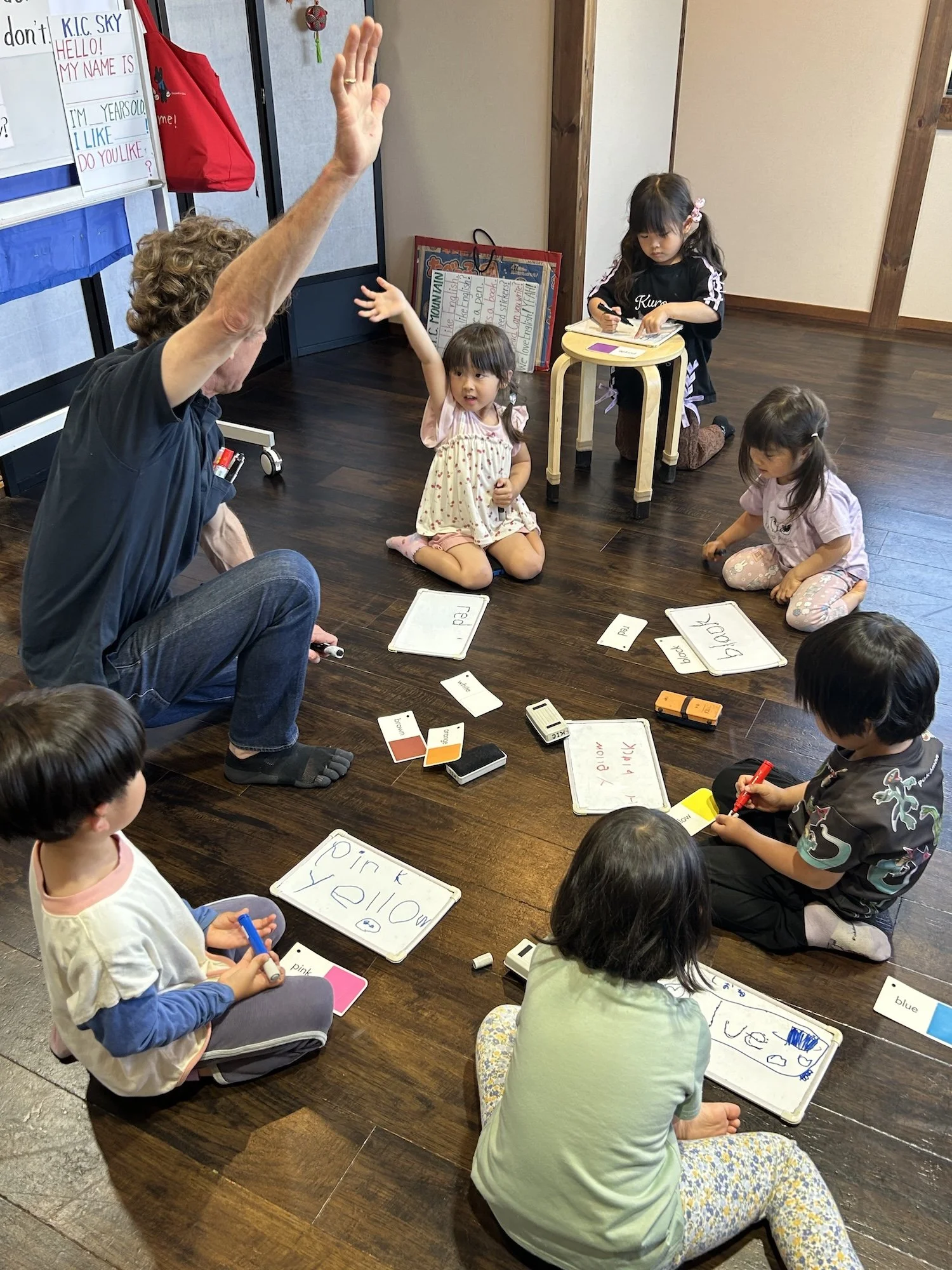 K.I.C.スカイクラスで英語の単語を書きながら、自分の考えを英語で表現する練習をしている様子。
