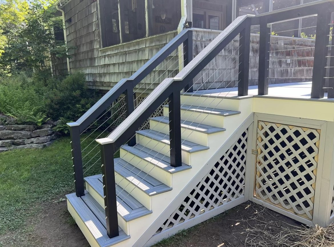 Trex Foggy Wharf deck, stainless steel cable rails, with an extra wide staircase