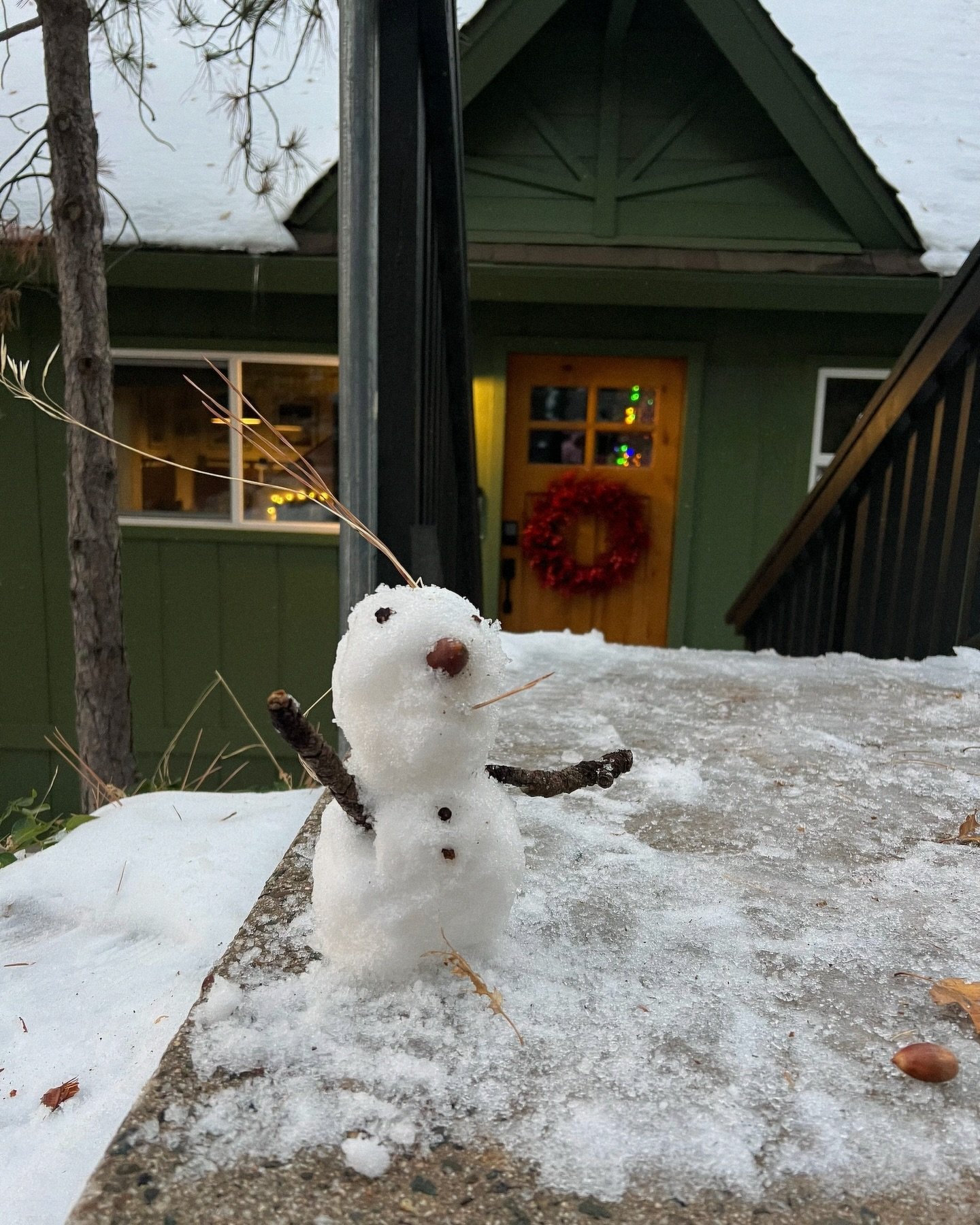 ⛄️🎄🥰

@lakearrowheadcabins #casavidalakearrowhead #casavidaescapes #lakearrowhead #cabin #cabinlove #mountaingetaway #cabininthewoods #cabininthemountains #mountains #sanbernardinomountains #winter #snow #snowman #family #snowday #wintervacation #h