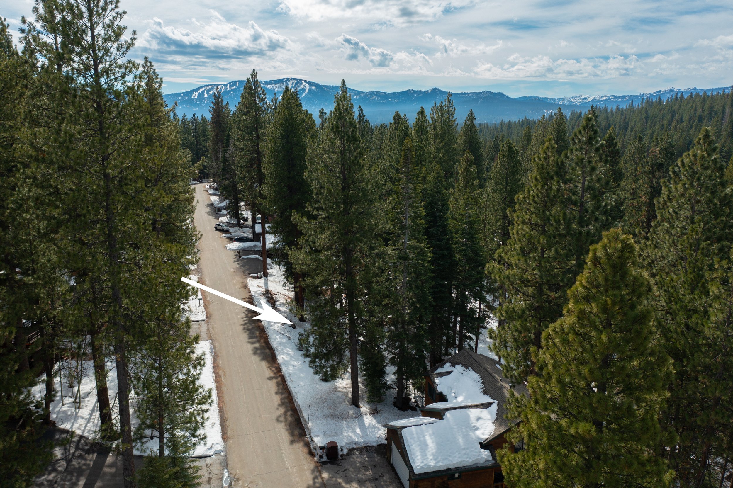 Welcome to 12006 Ski Run Road — a 0.23-acre (10,019 sq. ft.) vacant residential lot in Truckee's Prosser Lakeview Estates subdivision, offered at $[Price] (MLS #[XXXXX]).
Tucked in the Prosser Lakeview neighborhood with public water service and Flood
