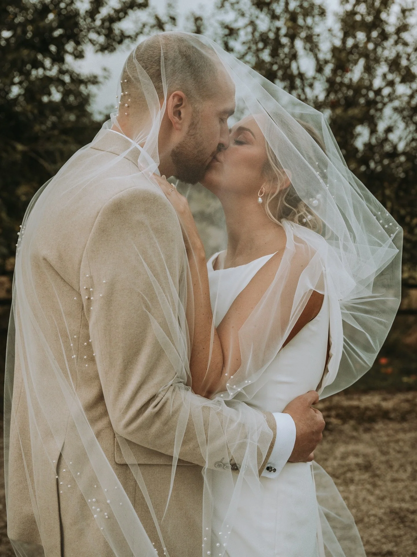 When an intimate wedding just works so well. 🤍

Venue: @thekedleston 
Cake: @vanilla_icedcakes 
Florals: @blossomandbloombuxton 
Make-up: @tiegannereis 

#weddingphotography #weddingphotos #weddingphotoinspiration #weddingphotographer #derbyshirewed