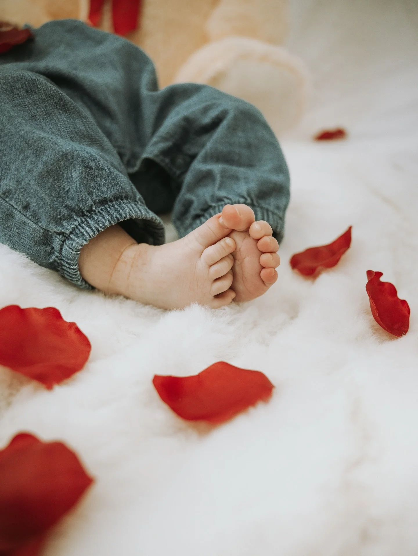 Documenting the tiny details while honoring mum&rsquo;s wish to keep her little one&rsquo;s face offline. Your boundaries are always safe with me and I will always respect any decision you make in regards to your little one ❤️❤️ #valentines #valentin