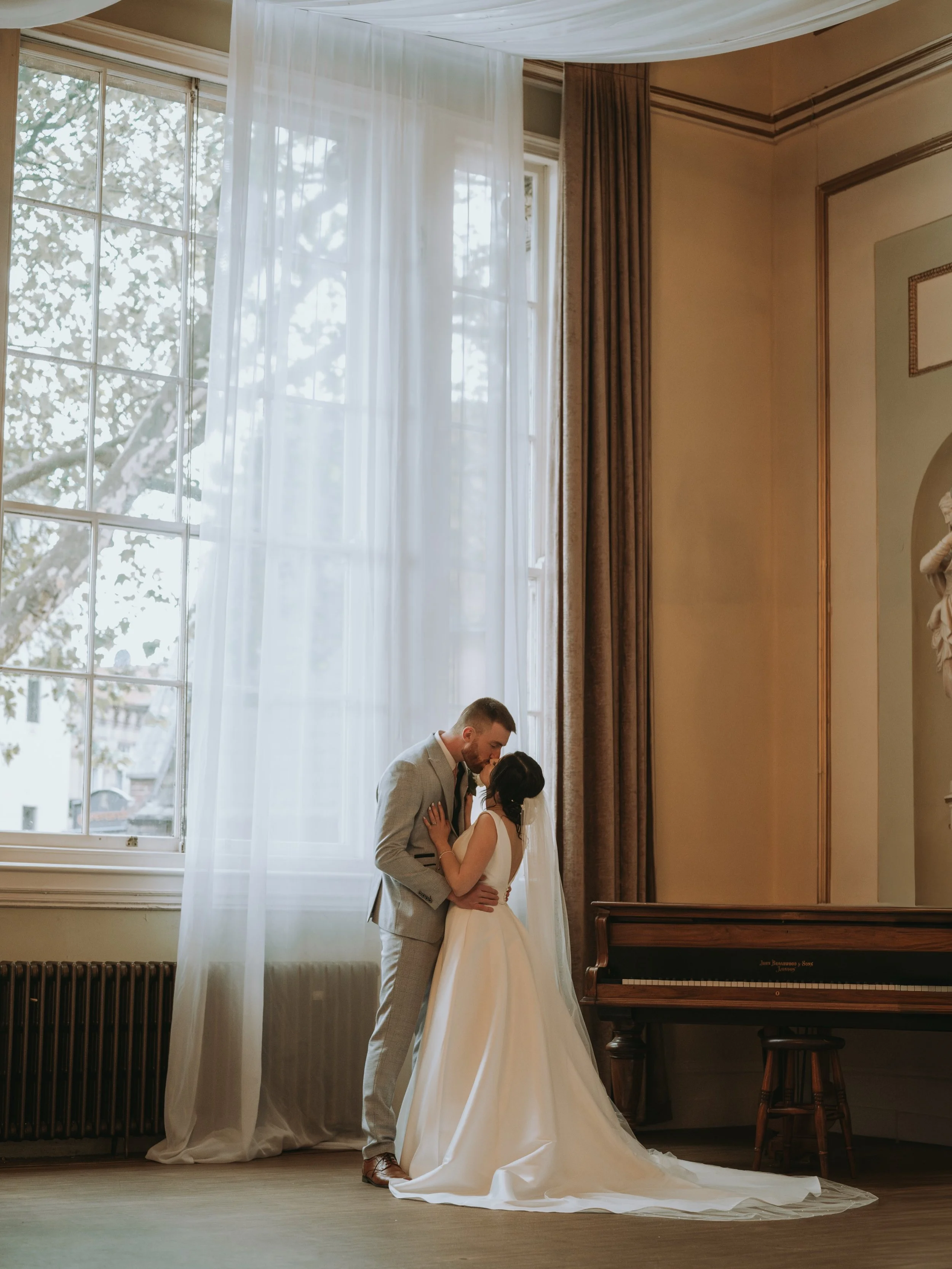 On Sunday I had the absolute pleasure of capturing Raluca &amp; Sam&rsquo;s stunning wedding at @thecityroomsleic ✨🤍

The entire day was filled with so much love, laughter, and an amazing blend of Romanian and British traditions.

We even managed to