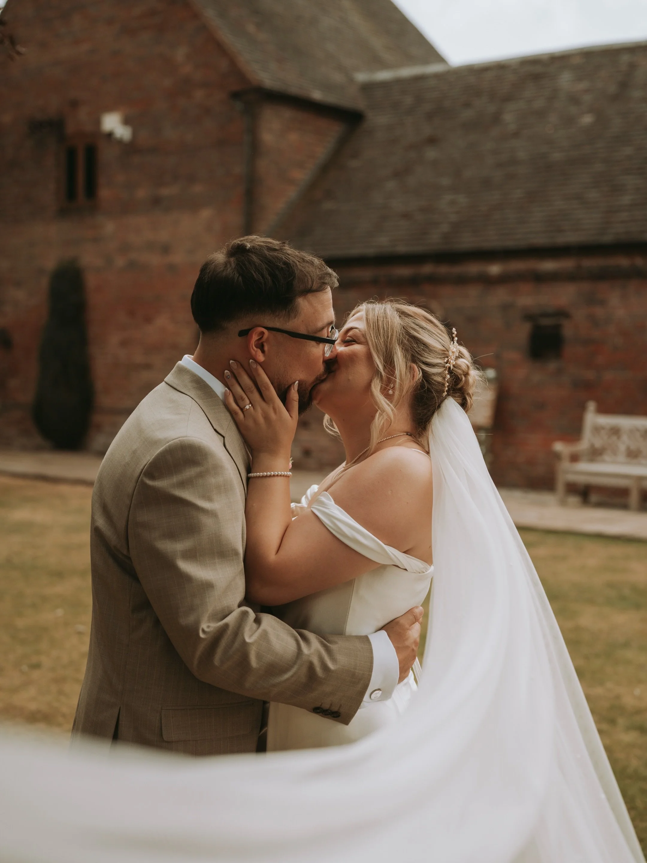 So, what can I say about Kiri &amp; Scott&hellip; 🤍

Honestly, they are such beautiful humans, inside and out. Their wedding day at the gorgeous @theblakelandsestate was nothing short of incredible.

I had SO much fun capturing their day, getting cr
