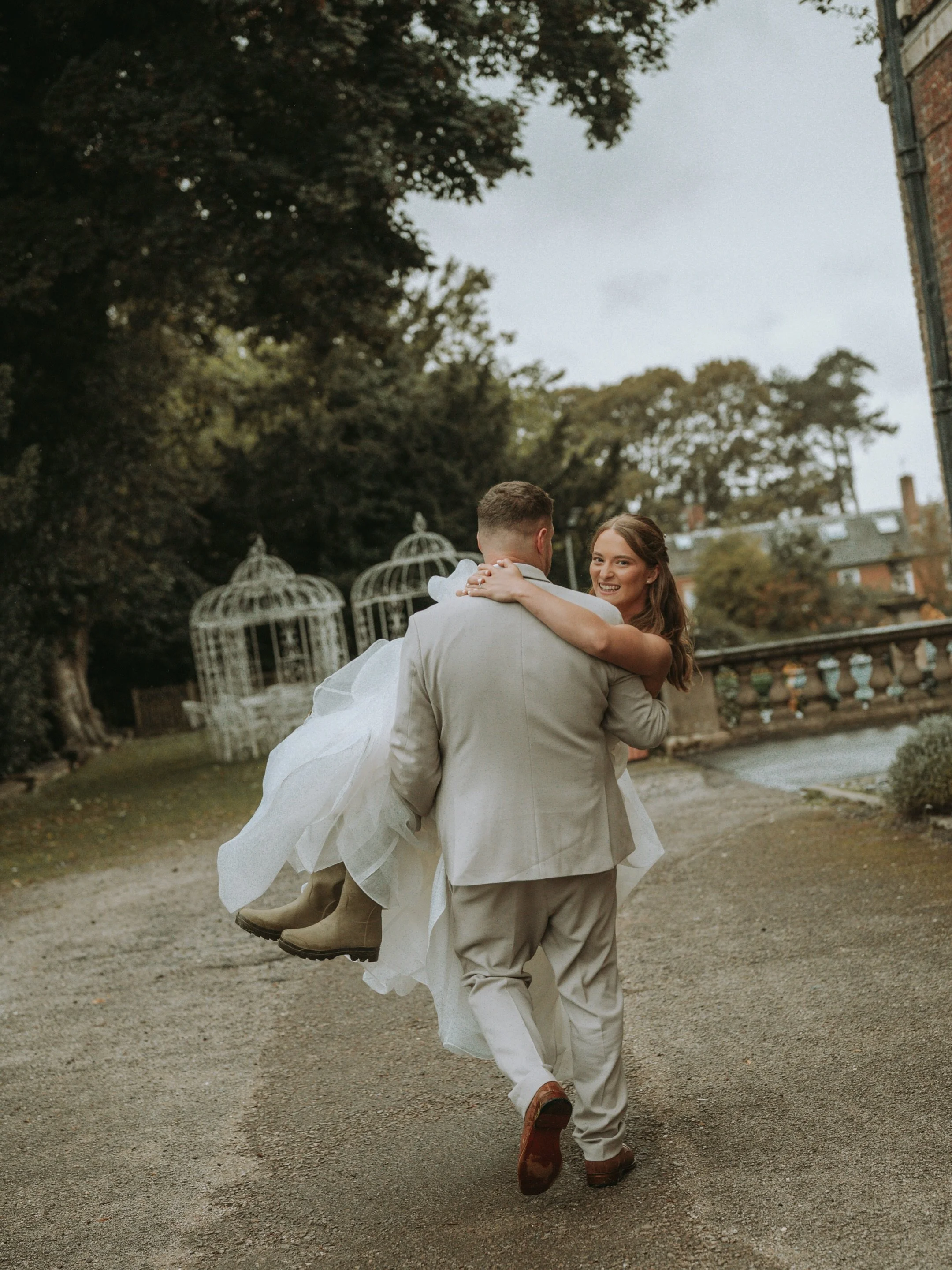 Jake &amp; Megan ✨ 

Wow what a day at @bosworthhallhotelandspa 🤍
Had so much fun on Friday! 🥰 Luckily, the rain held off until the evening, which was a huge relief, and we managed to sneak outside for a quick couples session. 🤍

And, of course, t