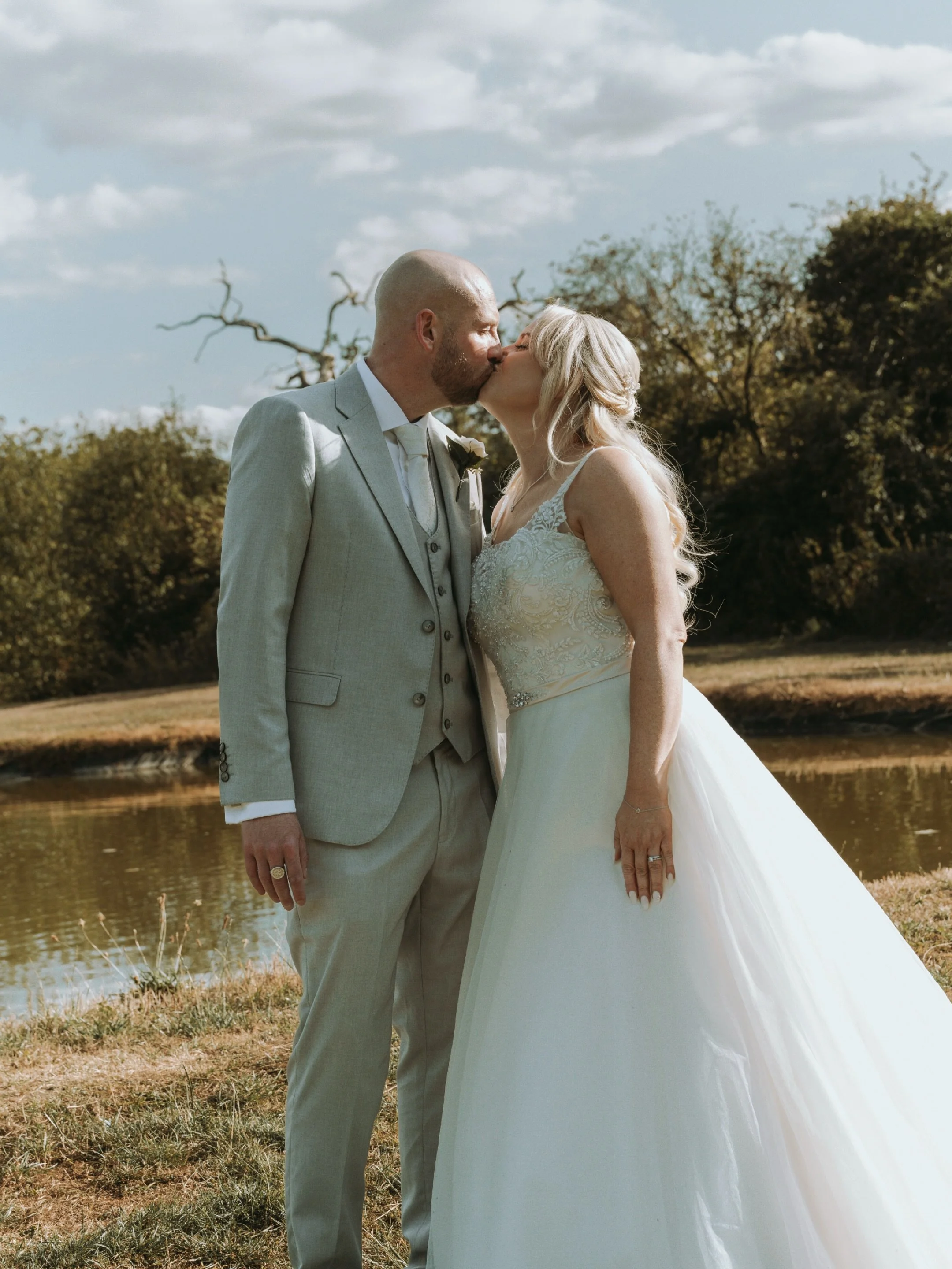 Becky &amp; Jon ✨

What a lovely sun soaked wedding day @thelimescountrylodgehotel 

Photographer: @sarahplantphotography 
Venue: @thelimescountrylodgehotel 
Cake: @lilyblossomcakes 
DJ: @kr_lightupyourparty 
Venue Stylist: @covered_in_love_event_tea