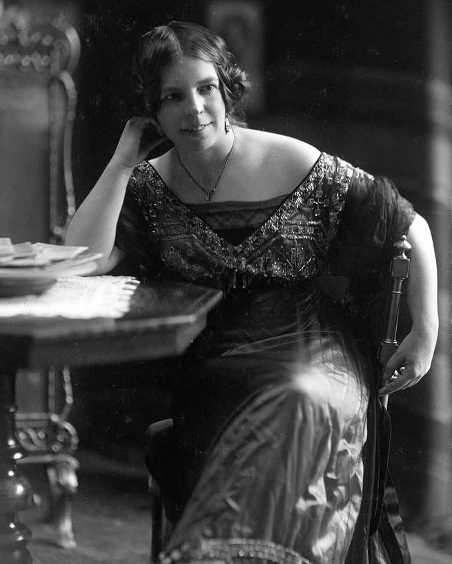 Se med i aften, n&aring;r vi fort&aelig;ller historien om Olga Eggers. Hun lever det moderne storbyliv som progressiv 
forfatter og kvindesagsfork&aelig;mper i de f&oslash;rste &aring;rtier af 1900-tallet, men foretager et overraskende sindelagsskift