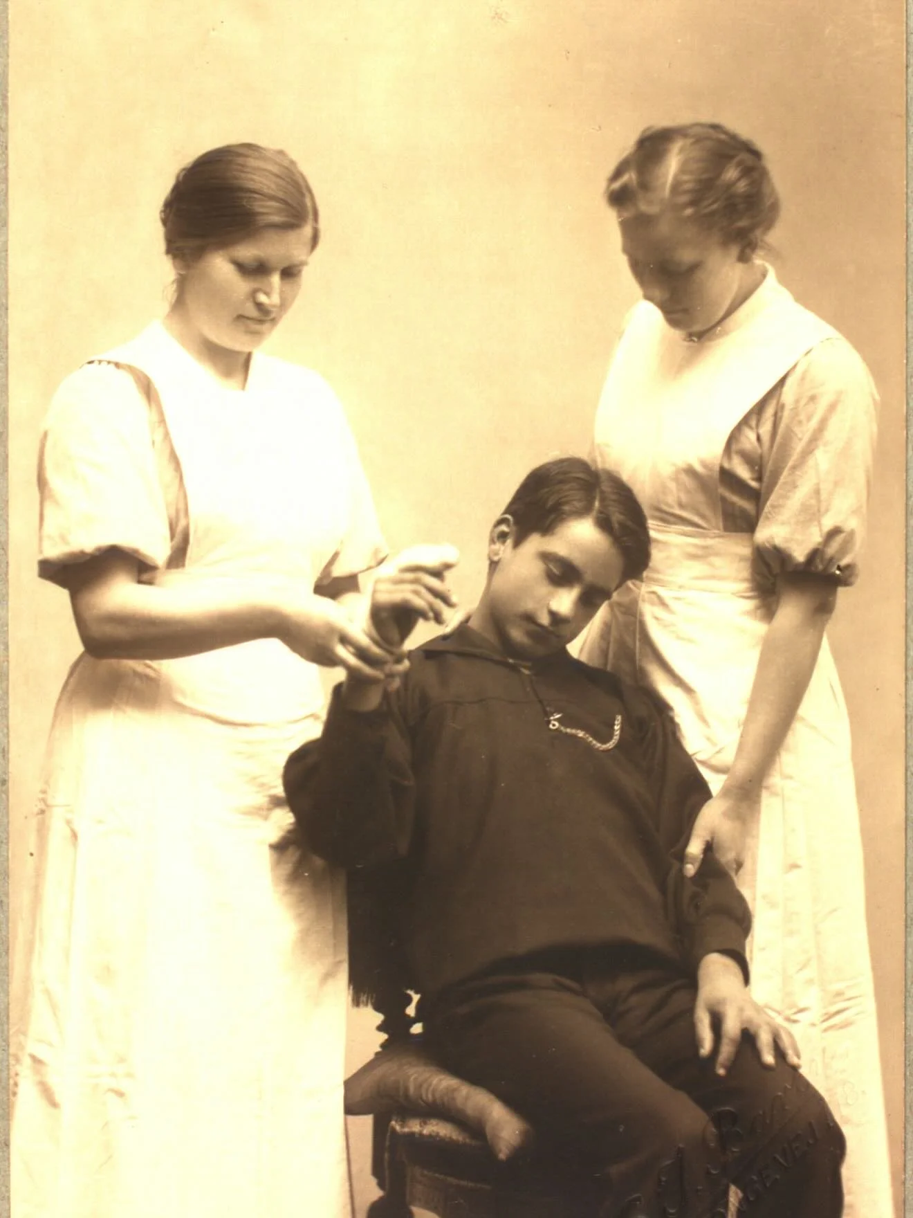 I aften kan du se episode 3 af &lsquo;Ansvar for liv&rsquo; p&aring; DR2. 

Vi er p&aring; Bispebjerg Hospital. Det bliver indviet i 1913 og er et super moderne hospital, et monument over nye&nbsp;
teknologiske landvindinger og fremskridt. Dette er r