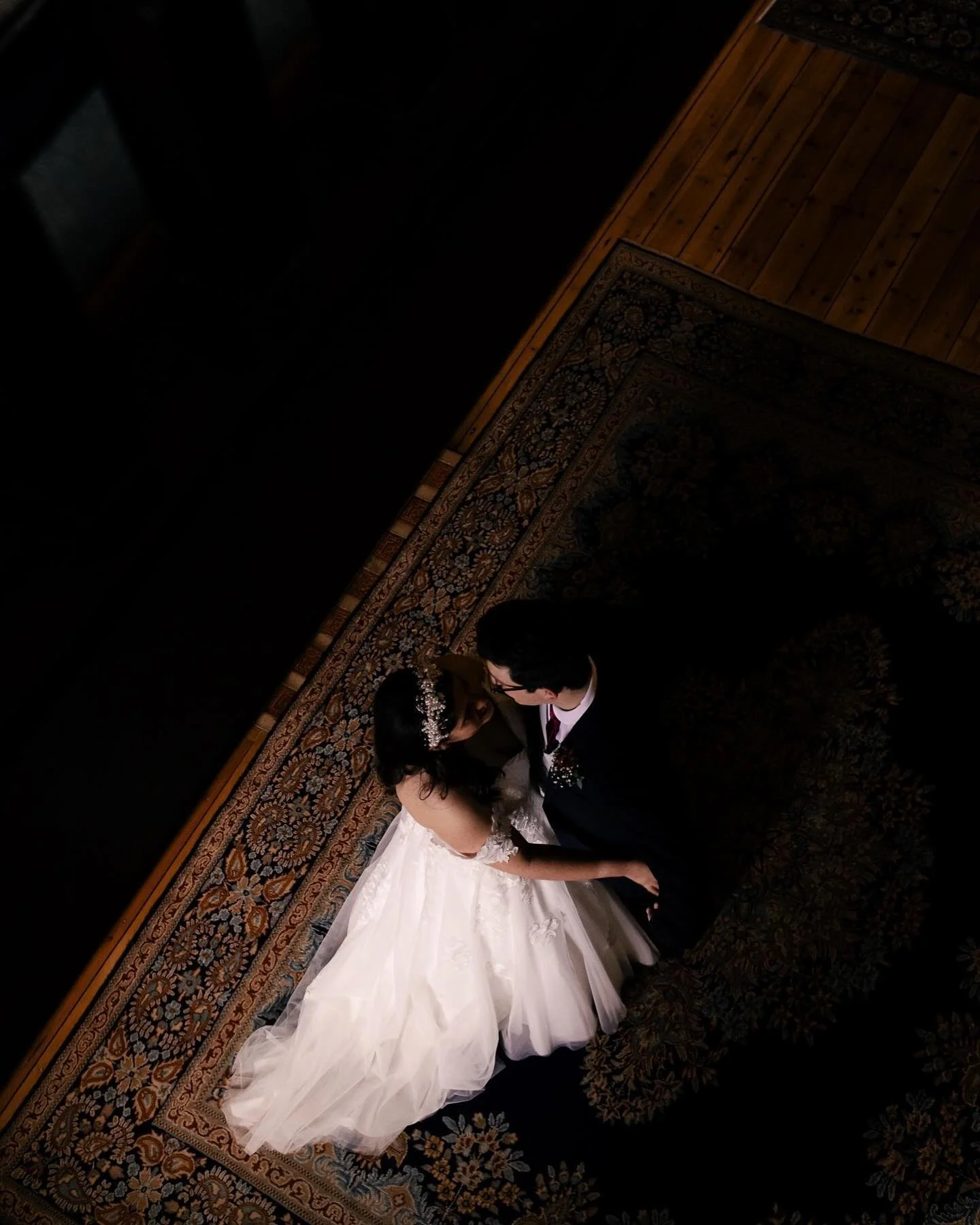 A fairytale mid week micro wedding at @langleyestatebendigo 🌹 

Grab up to thirty of your favourite people and escape somewhere beautiful - we have so many wonderful options around Greater Bendigo. @celebrantsuebegg puts together a thoughtful and do