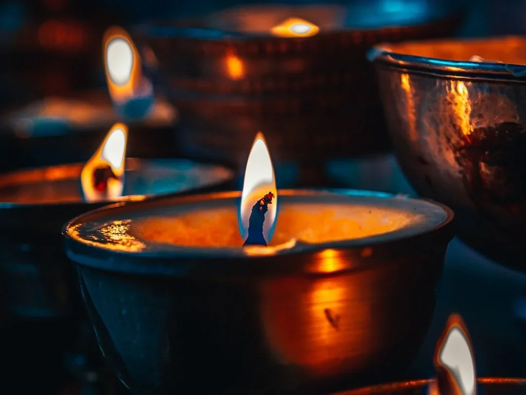 candles in gold bowls, lite