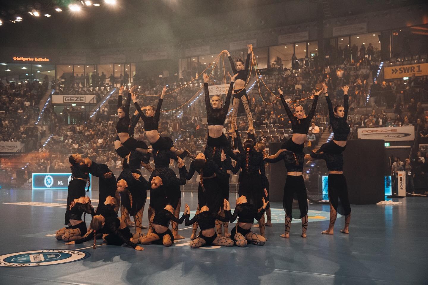 Wir k&ouml;nnen es noch garnicht fassen&hellip; der erste Auftritt vor 6.000 Zuschauern. 🤍

Wir durften unsere Show &bdquo;Gefangen&ldquo; am 1. Bundesliga Handballspiel TVB Stuttgart gegen FrischAuf G&ouml;ppingen in der Porsche Arena in Stuttgart 