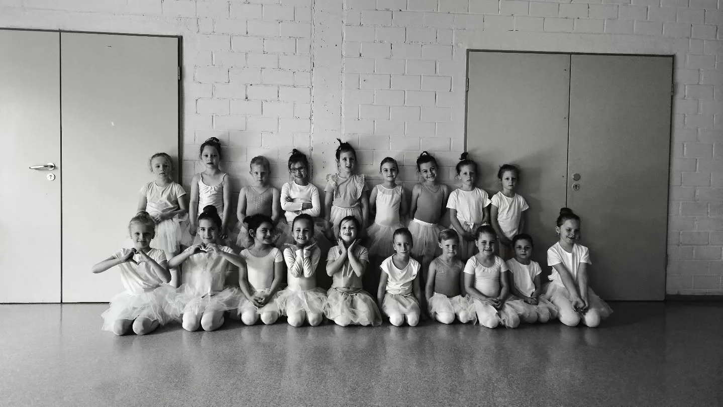 Erster Auftritt der Minis &amp; Peanuts bei uns in Hochdorf -  als Ballerinas 🩰🌟 

#highvillageclub #ballett #primaballerina #kids #stage #performance #showtime #dance