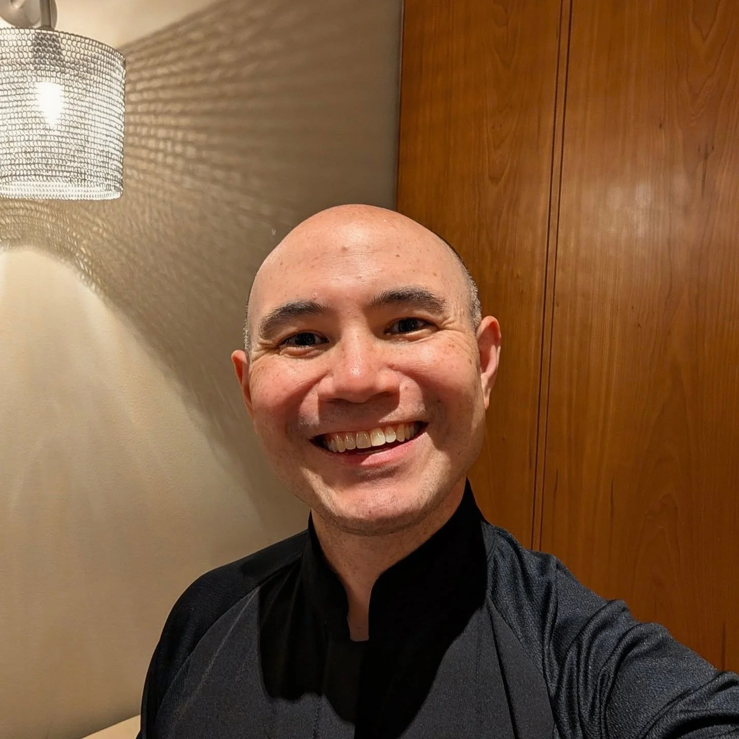 The return of the pre-show selfie! 🤳 😁 

#dogdadmaestro #conductor #conductorlife #classicalmusic #symphony #orchestra #videogames #concernedape #stardewvalley #tour #tourlife #selfie 

@stardewconcert @soho_live