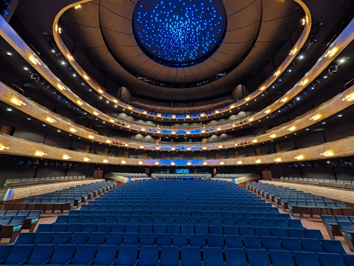 Looking forward to 2 completely SOLD OUT shows this weekend, in this GORGEOUS hall! 😍

@soho_live @undertalesymph @attpac

#dogdadmaestro #conductor #conductorlife #videogames #undertale