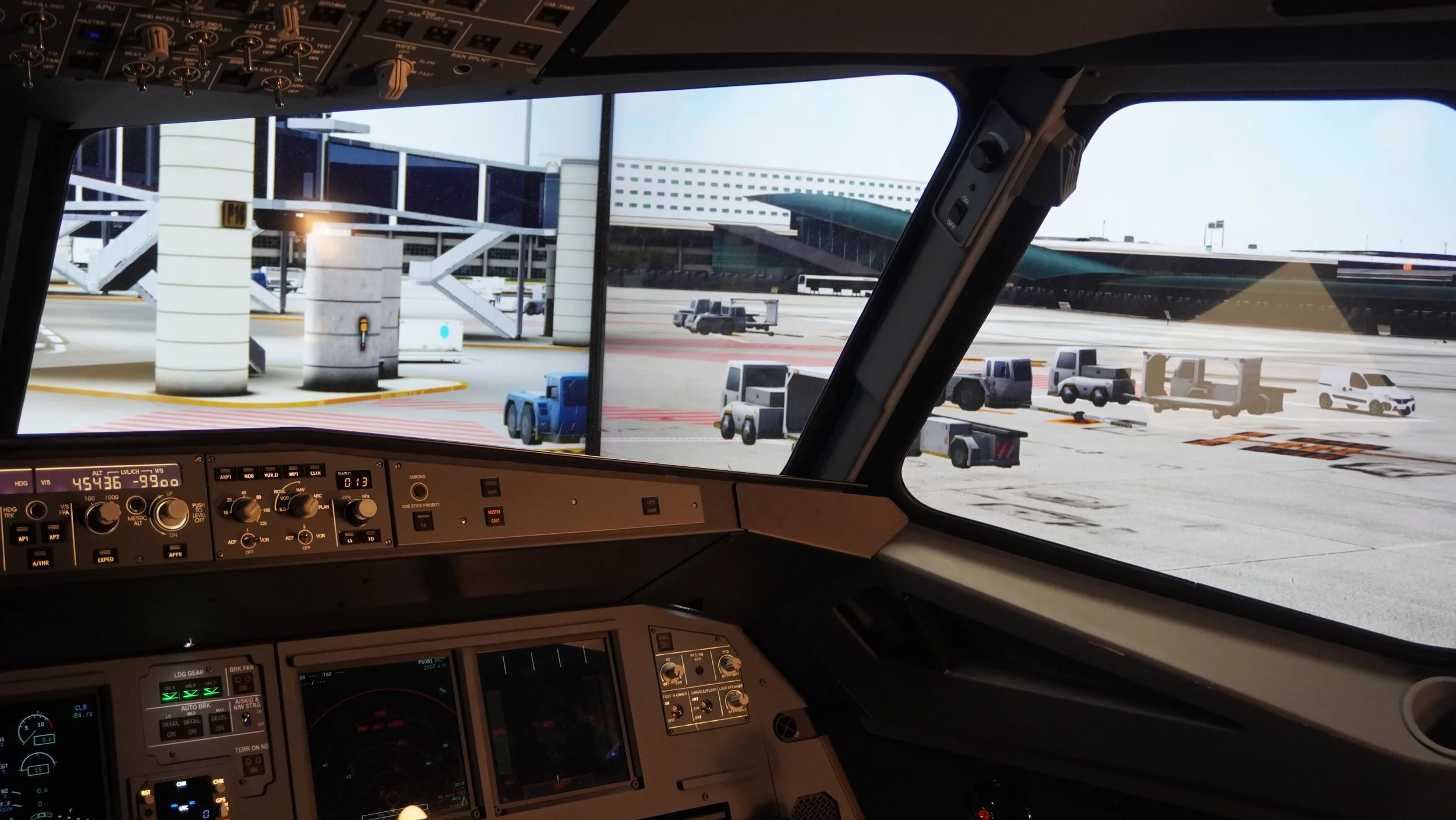 Vue cockpit Airbus A320 sur simulateur de vol professionnel à l’aéroport avec scène de taxiway immersive aviation civile formation pilote de ligne et environnement réaliste