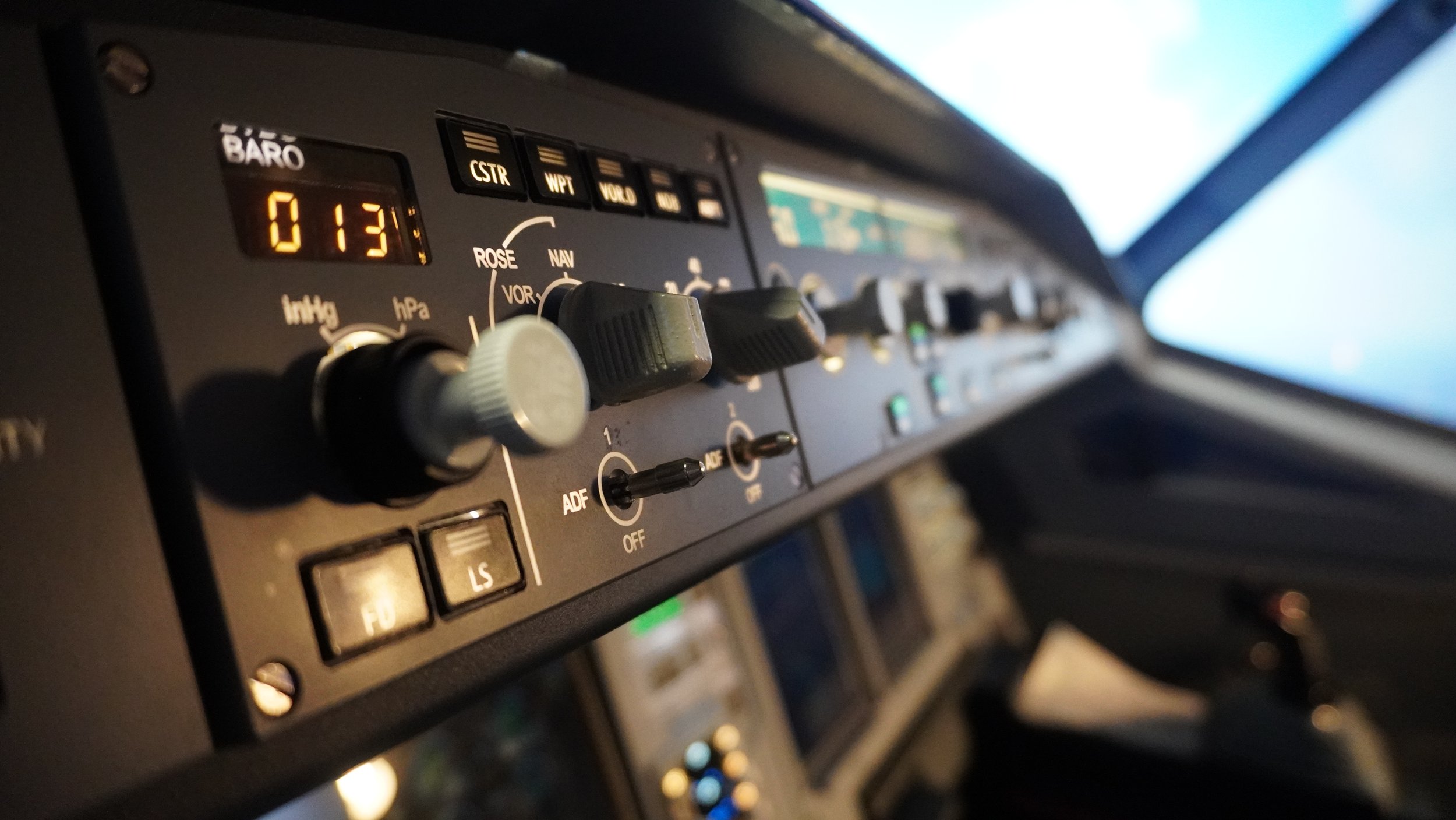 Panneau de contrôle Airbus A320 dans cockpit de simulateur de vol professionnel instruments navigation aviation formation pilote FNPT FTD