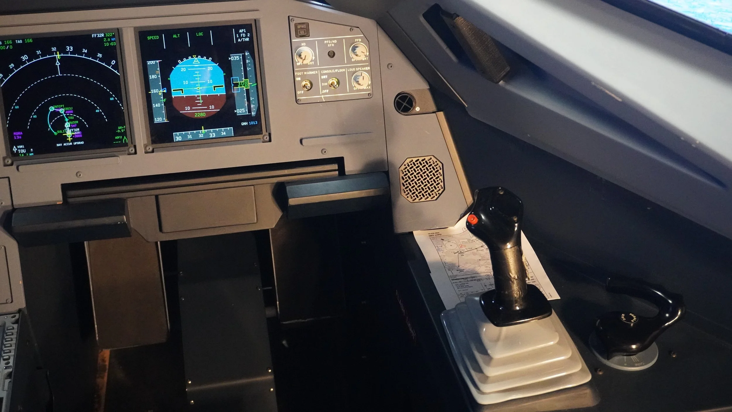 Cockpit Airbus A320 avec sidestick et écrans de navigation sur simulateur de vol professionnel aviation civile formation pilote de ligne immersive