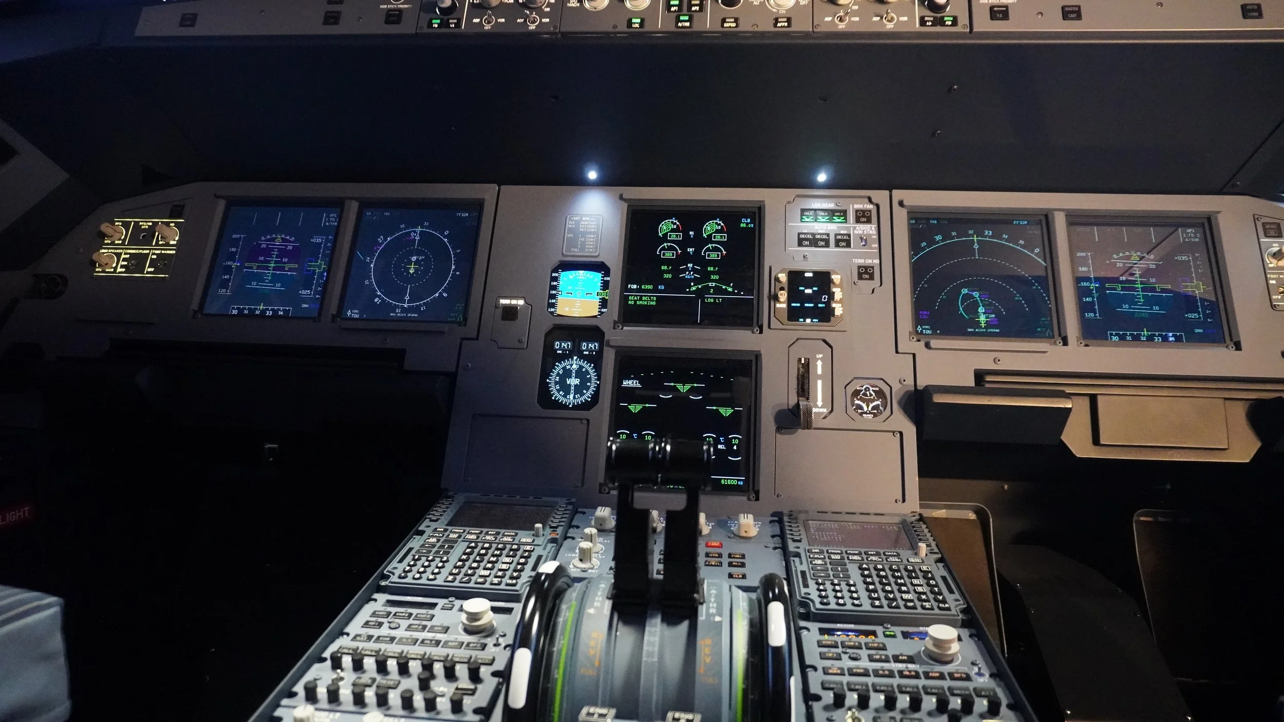 Vue complète du cockpit Airbus A320 sur simulateur de vol professionnel avec écrans de navigation commandes avionique formation pilote aviation FNPT FTD
