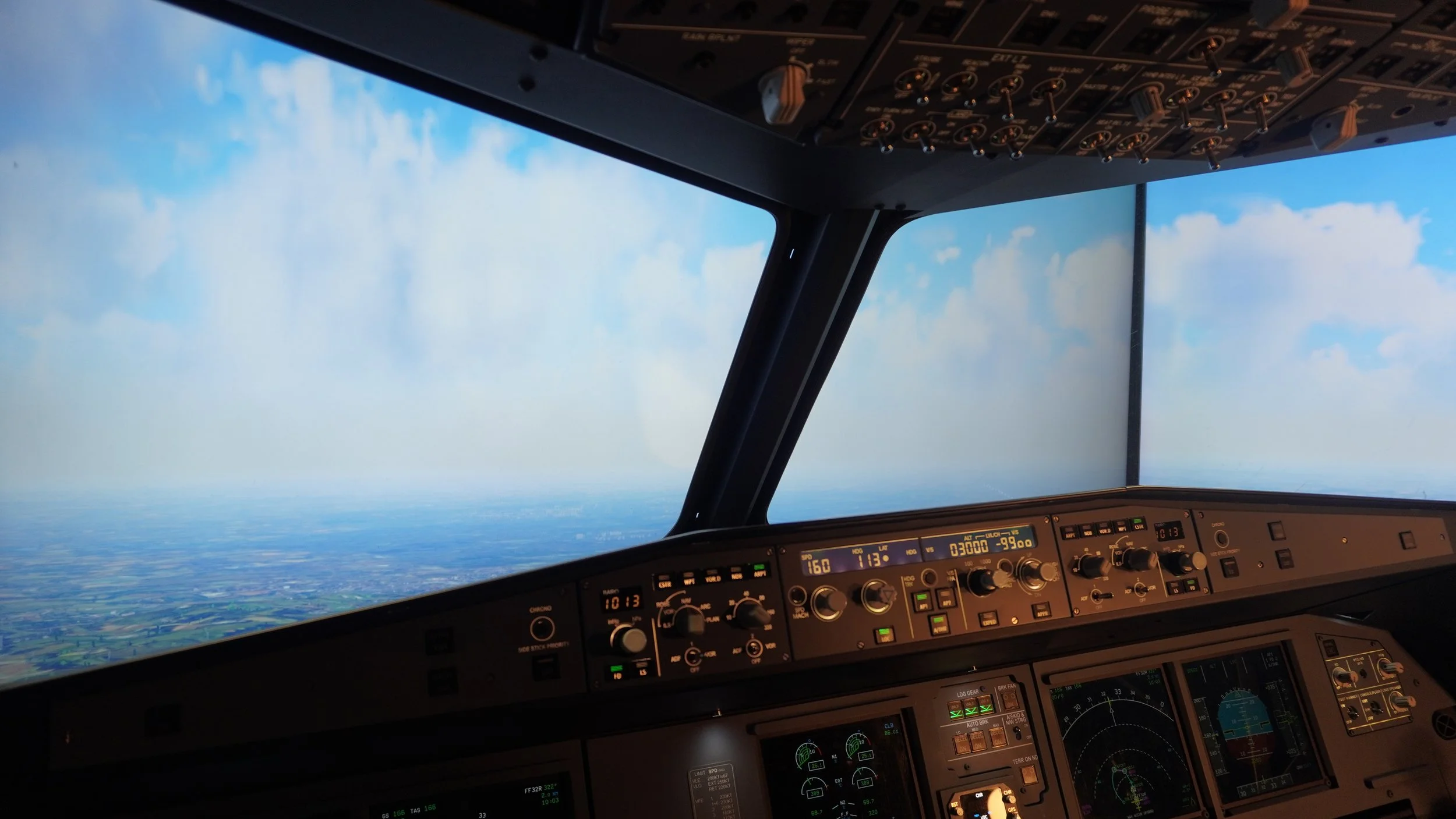 Vue panoramique du cockpit Airbus A320 en simulateur de vol professionnel avec panneaux de contrôle avionique horizon aérien et environnement aviation civile immersive