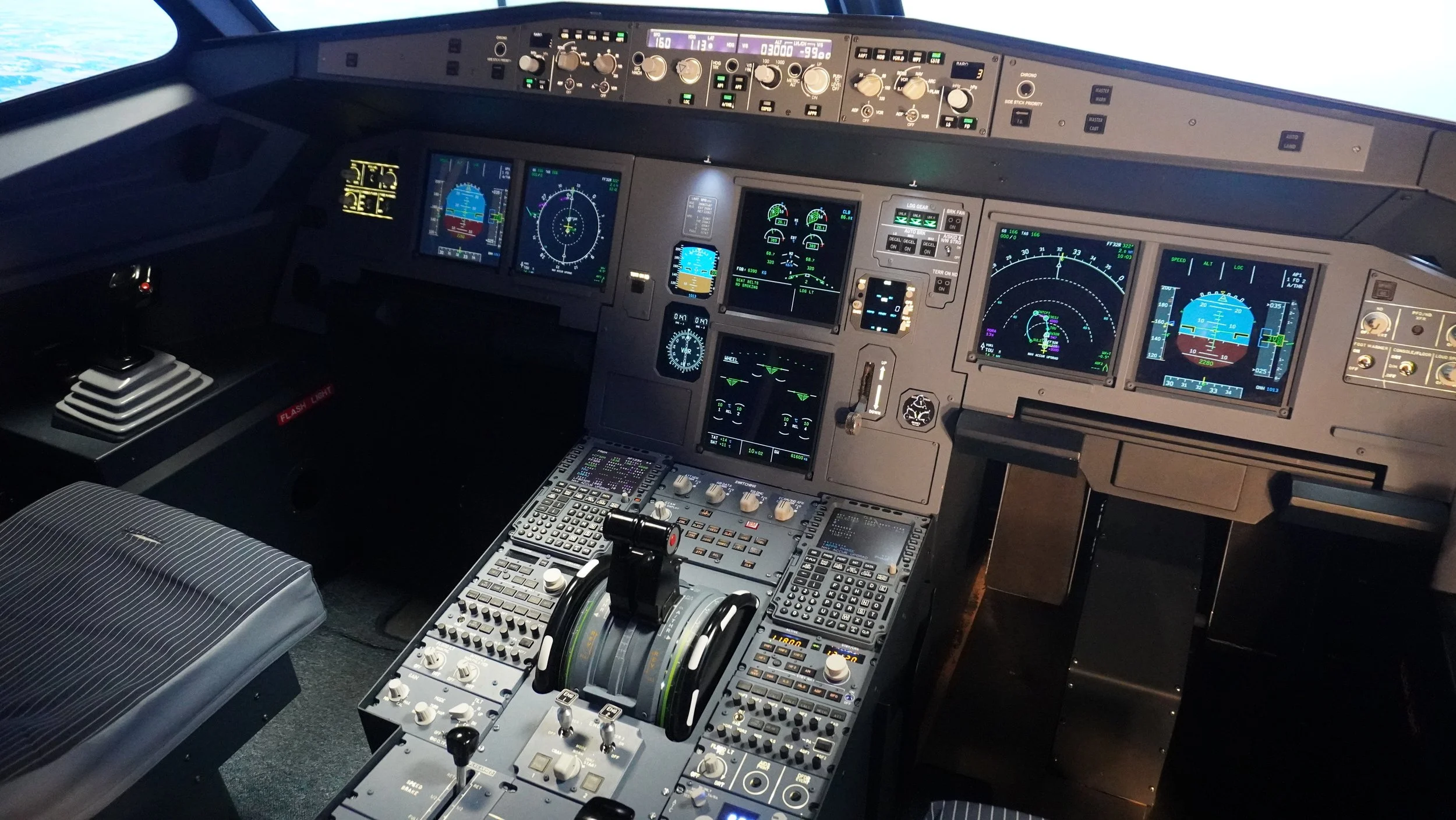Cockpit complet Airbus A320 sur simulateur de vol professionnel avec instruments de navigation écrans EFIS commandes aviation formation pilote
