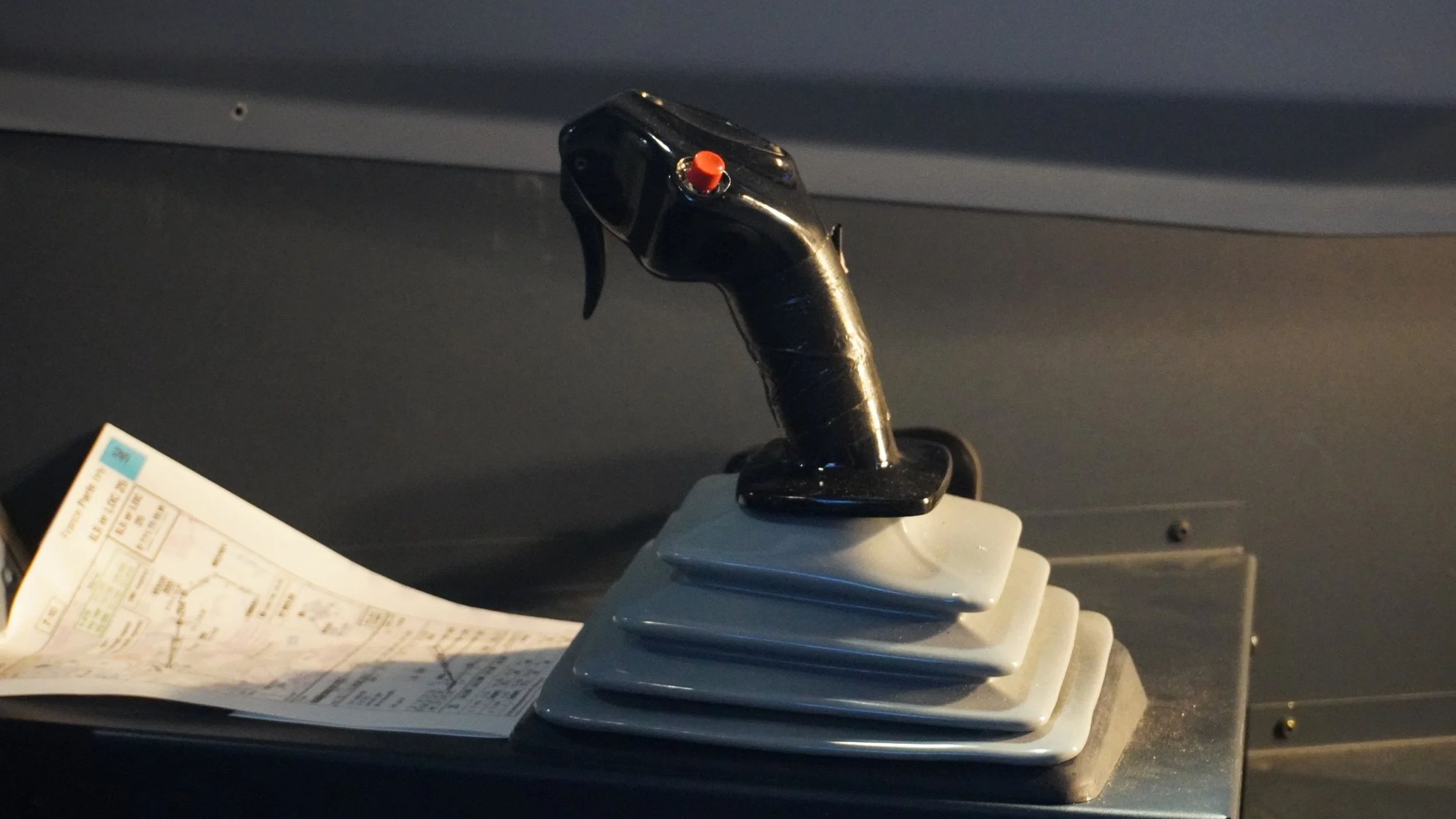 Joystick sidestick Airbus A320 sur simulateur de vol professionnel cockpit aviation formation pilote avion ligne FNPT FTD
