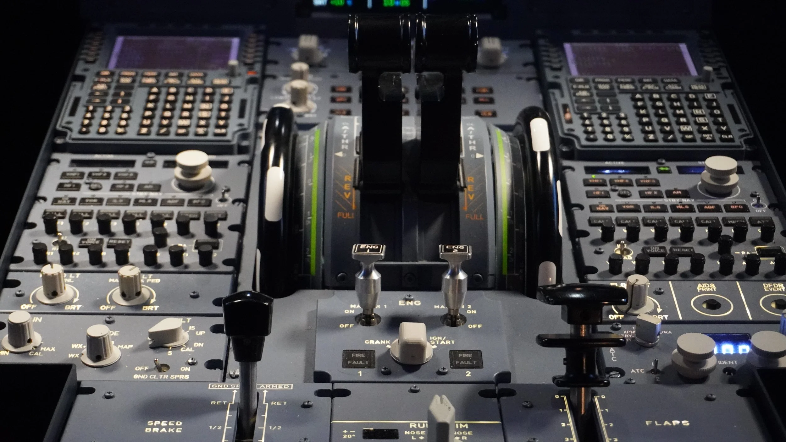 Console centrale Airbus A320 avec manettes des gaz commandes moteur et systèmes avioniques sur simulateur de vol professionnel aviation