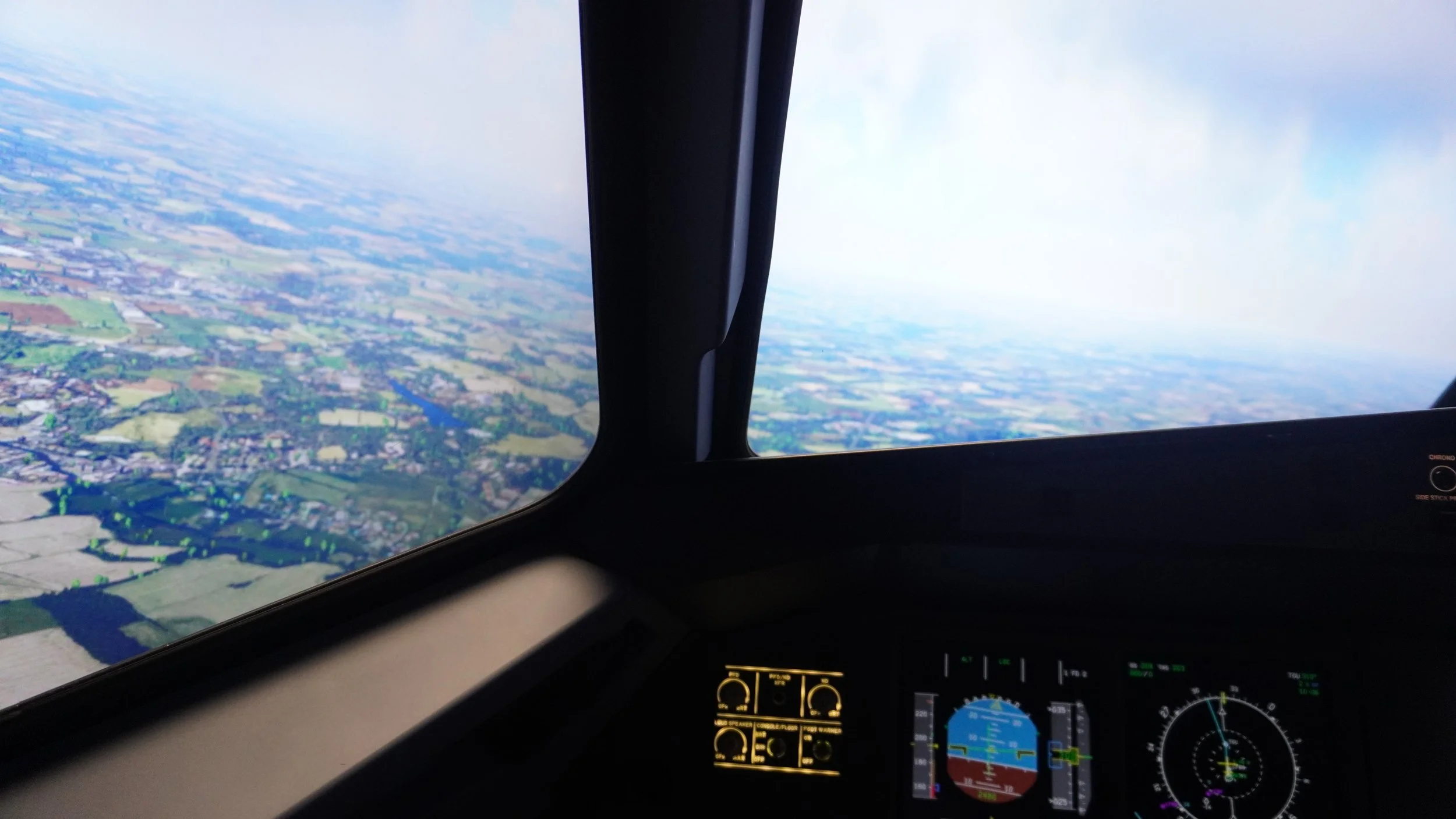 Vue cockpit Airbus A320 en vol sur simulateur de vol professionnel avec horizon artificiel écrans de navigation aviation civile formation pilote de ligne