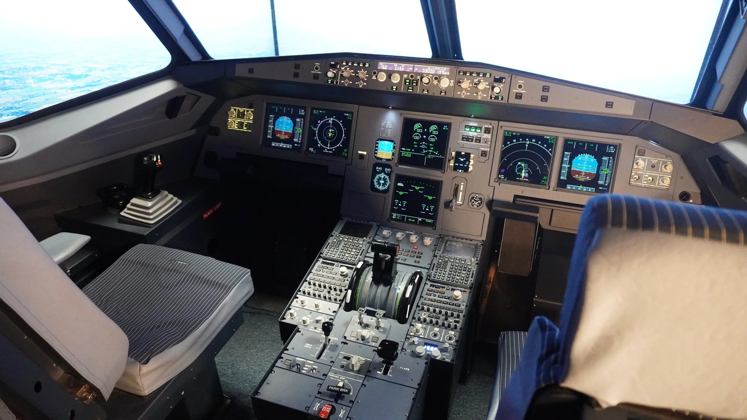 Cockpit Airbus A320 ultra réaliste sur simulateur de vol professionnel avec commandes avioniques écrans EFIS sidestick et expérience immersive de pilotage aviation civile