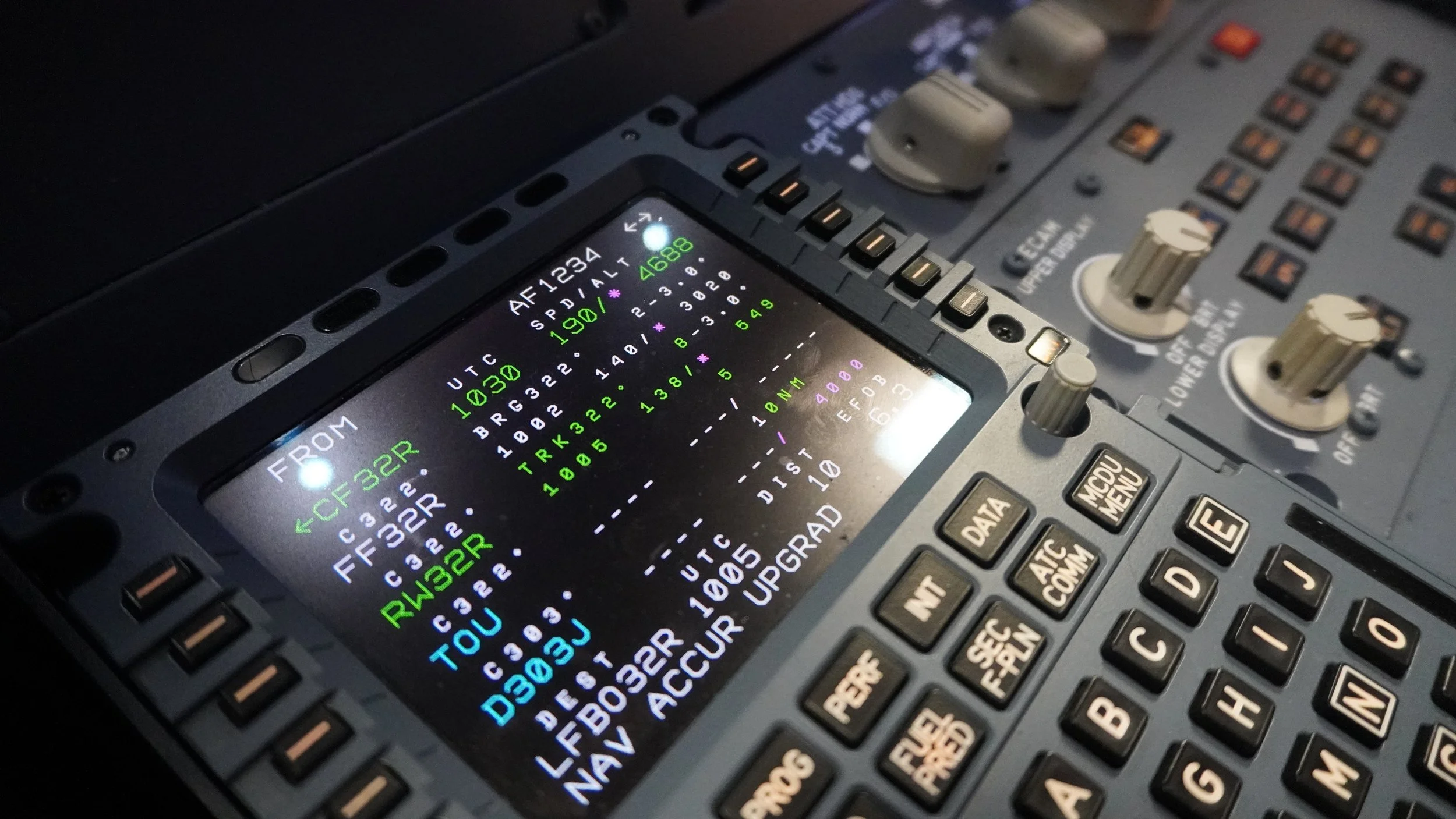 Écran MCDU Airbus A320 sur simulateur de vol professionnel avec système de navigation FMS avionique aviation civile formation pilote de ligne immersive