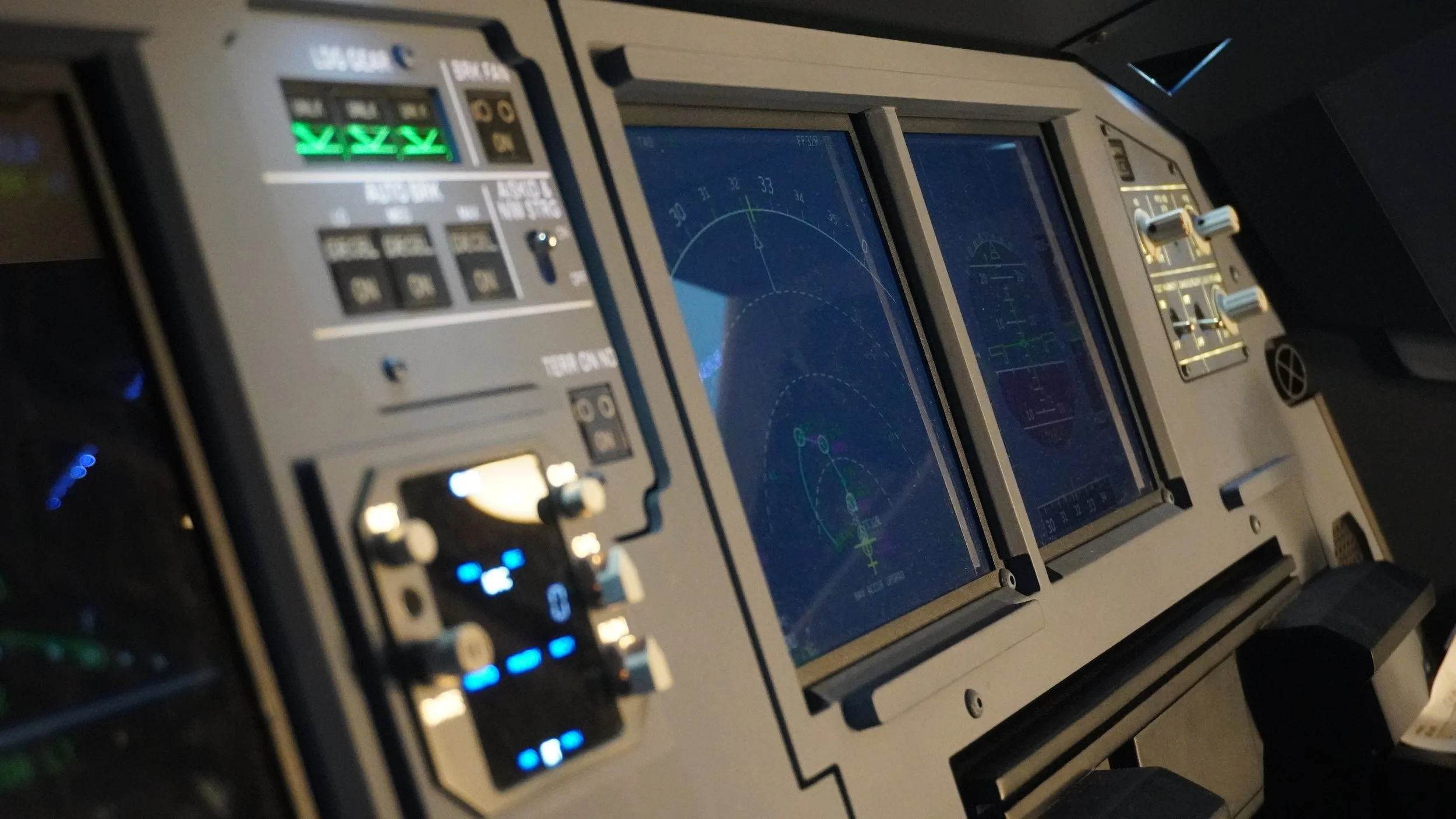 Écrans de navigation et instruments avioniques Airbus A320 dans cockpit de simulateur de vol professionnel aviation civile formation pilote immersive