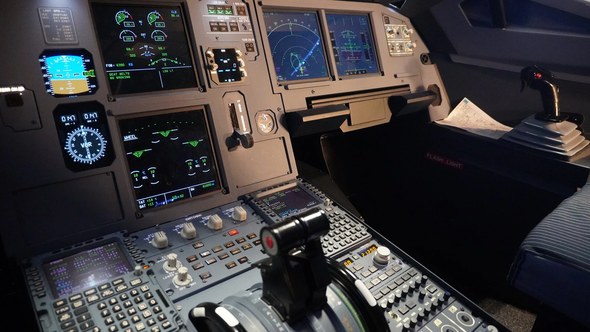 Cockpit Airbus A320 de simulateur de vol professionnel avec écrans EFIS ECAM commandes aviation civile formation pilote de ligne FNPT FTD