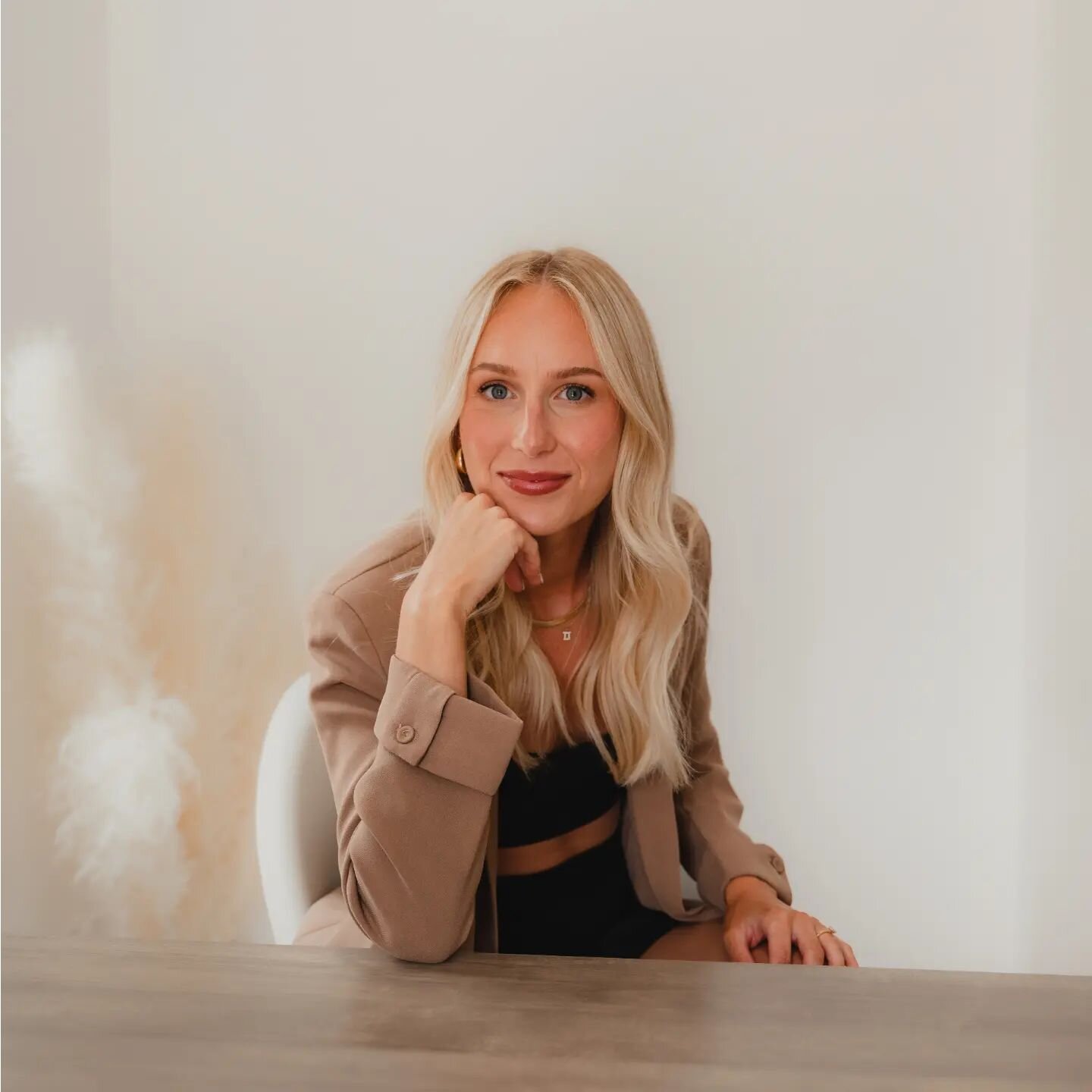 hi ☺️ for those of you that don't know me, i'm kailee - the owner of blendy &amp; trendy hair co! ⁣
⁣
I wanted to share a few things about myself in case you may be new around here! ⁣
⁣
&ndash; I specialize in lived in colour / balayage (blondes, bro