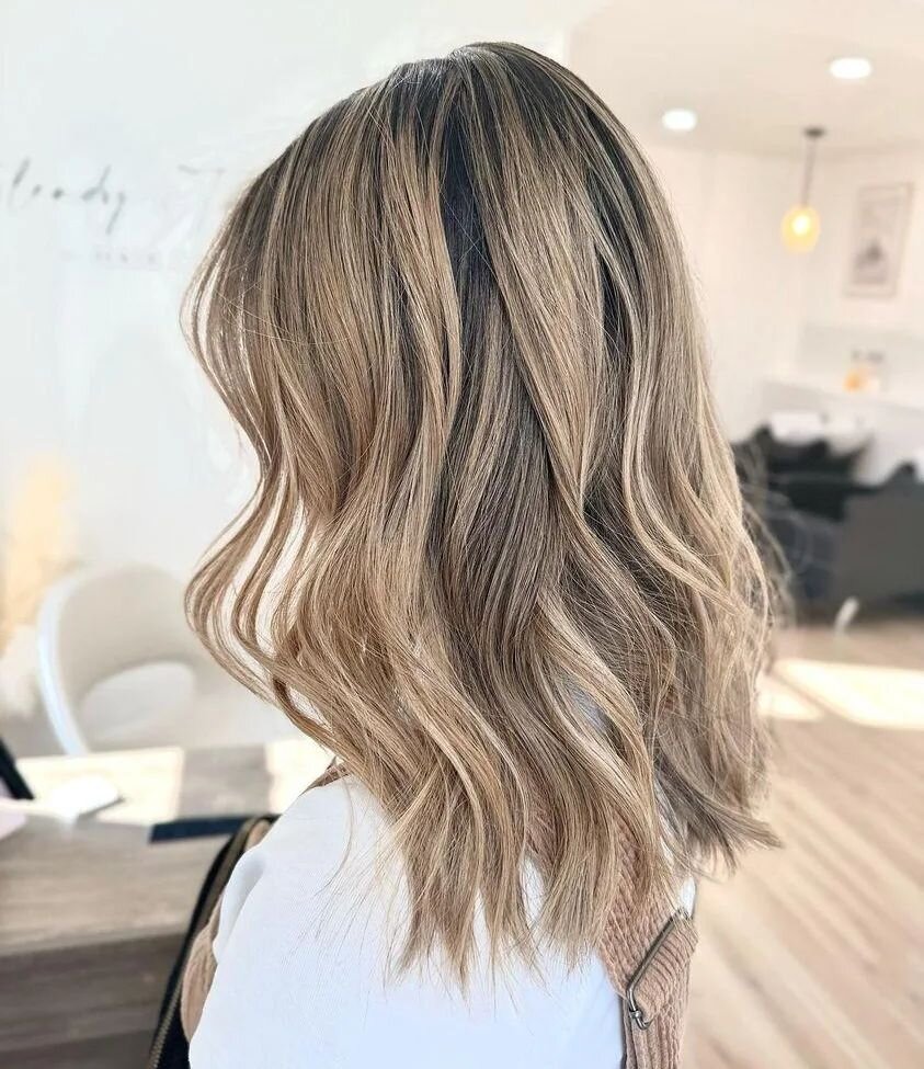 Shayna workin' her magic wand &amp; making things, you guessed it... blendy 😏⁣
⁣
@beauty.on.the.bay ⁣
⁣
To get in touch/book with Shayna you can find her contact info under the highlight section with her name! ⁣
⁣
⁣
⁣
For general inquires: ⁣
📞 705-