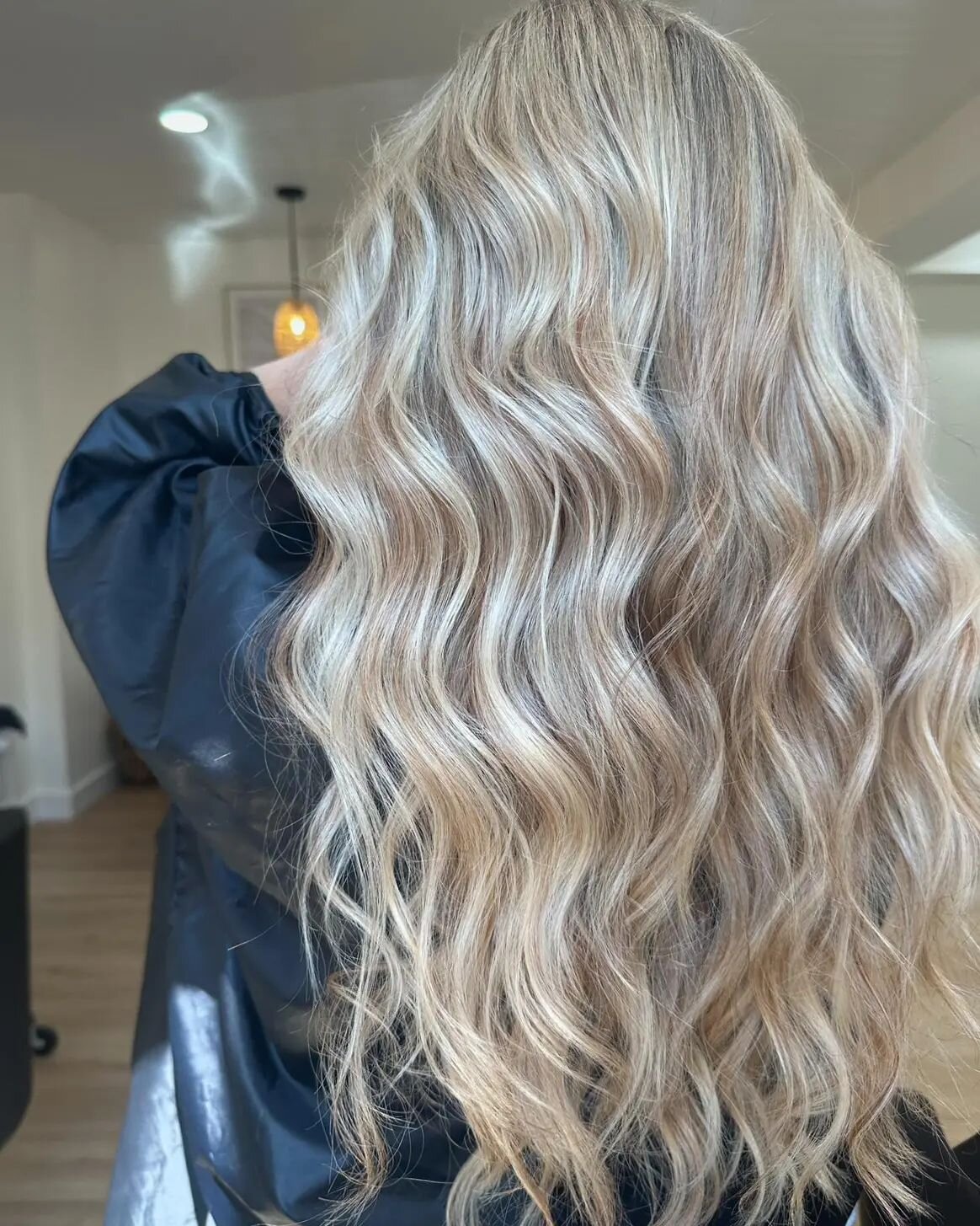 Blonde but with lil hints of copper lows 👀 ⁣
Emily nailed this one!! ⁣
⁣
@emilyfaith.beauty ⁣
⁣
If you would like to book with Em you can find her contact info in the highlights section under her name! ⁣
⁣
For general inquiries: ⁣
📞 705-209-6729⁣
✉