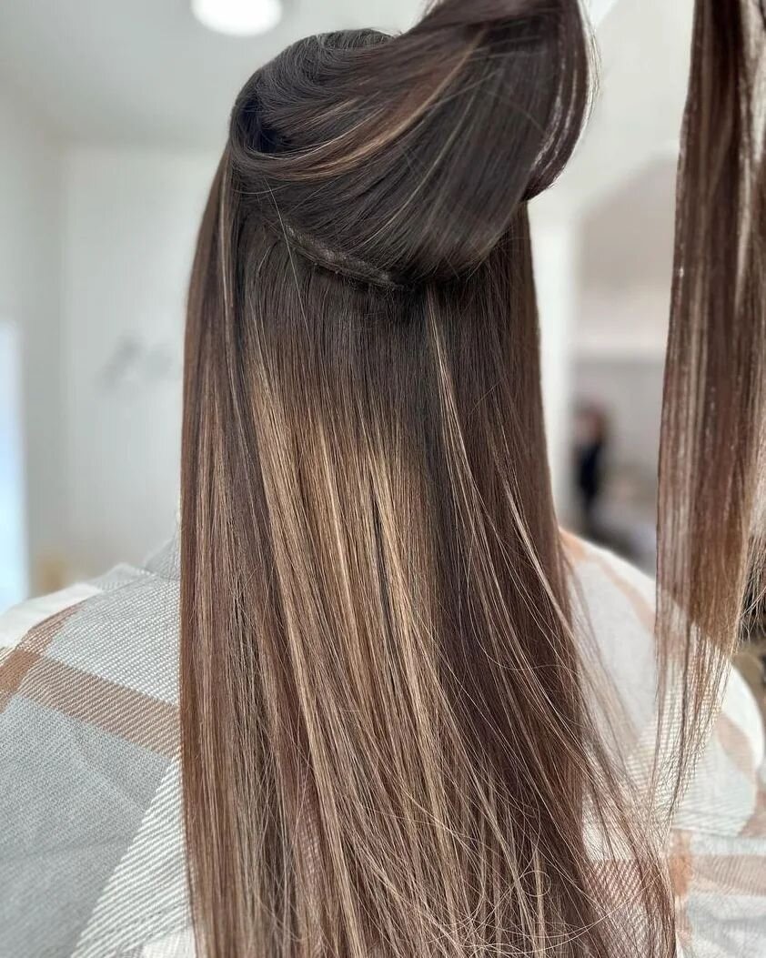 Hand tied extensions 🙌🏼 Shayna killing it as always! Adding pops of brightness without the use of bleach 🤌🏻⁣
⁣
Install &amp; colour done by @beauty.on.the.bay ⁣
⁣
If you'd like to book with Shayna you can find her contact info under the highlight
