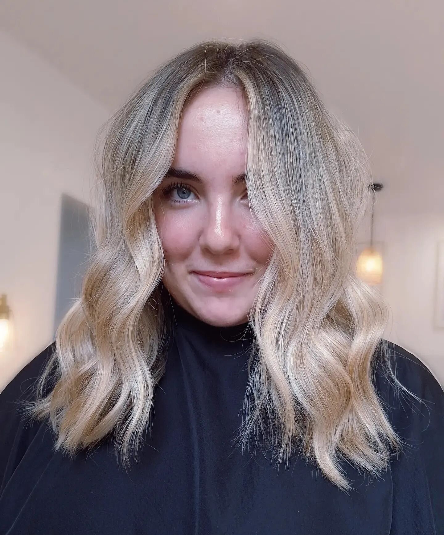 Soft roots &amp; neutral tones 🫶🏼

Colour &amp; Cut by @kailee.blendyandtrendy 

If you'd like to book with Kailee, you can find her contact info in the highlights section! *Please note that for new clients she requires a consultation first*

For g