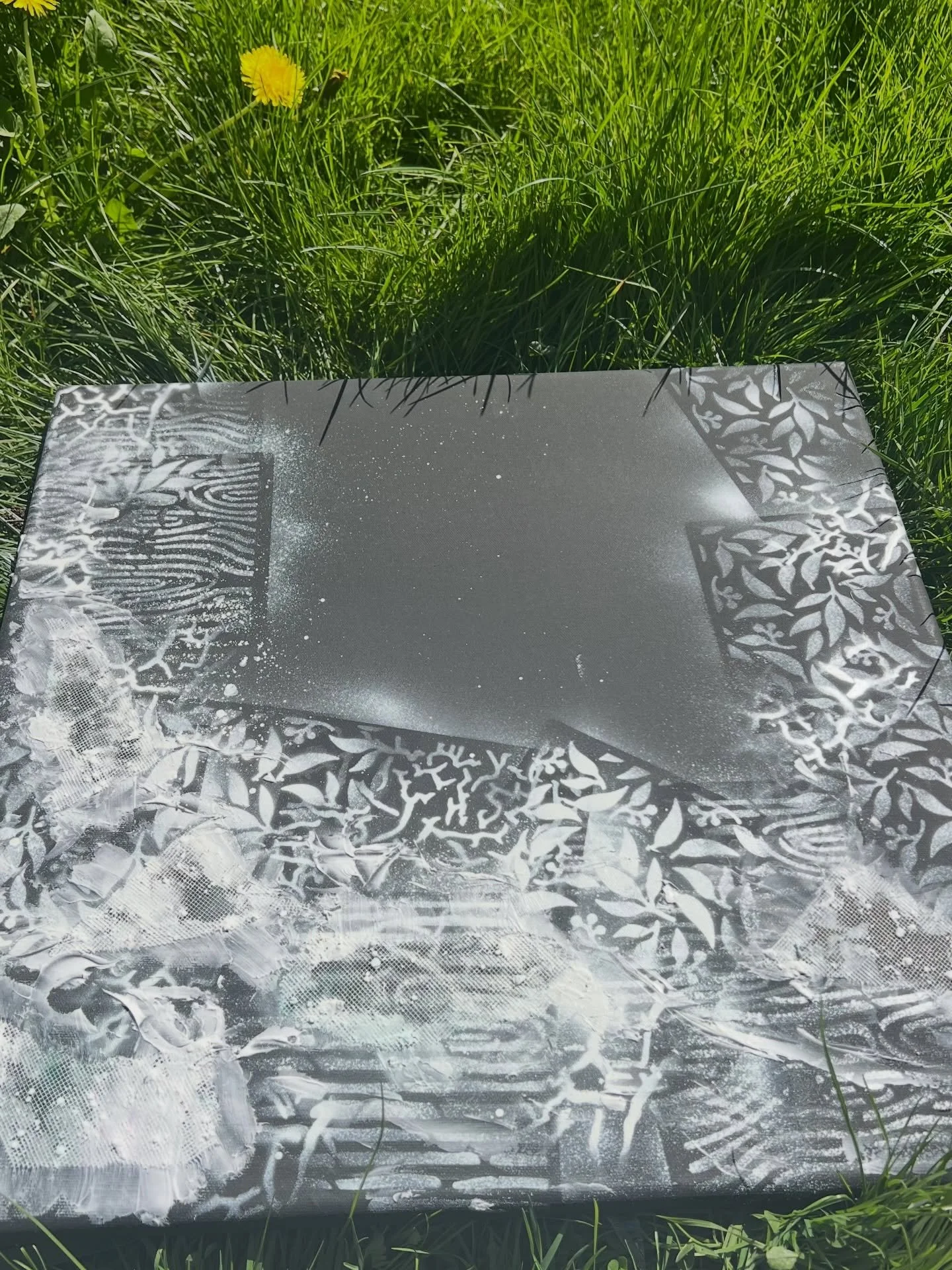 There&rsquo;s something about being out in the sun that just brings everything to life ☀️ 

Tried something new today&hellip; a black square canvas 🖤 
Layered in pieces from a scrapbook gifted by a friend, building texture with modelling paste and s