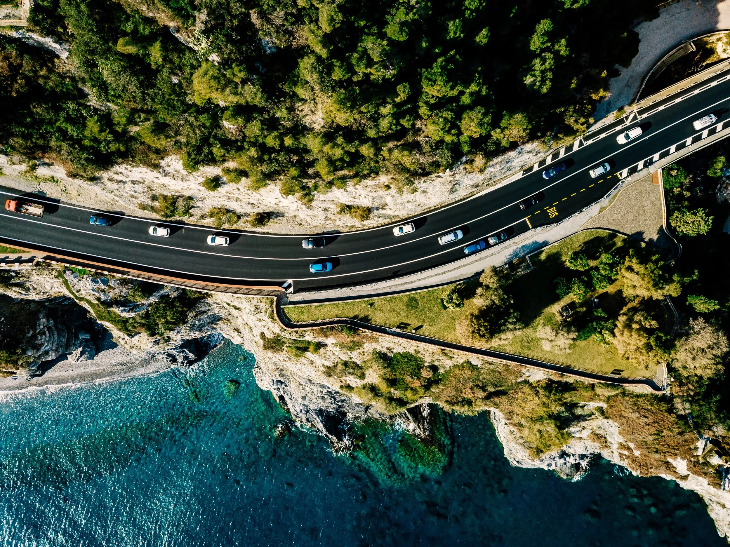 Overhead view of highway with orderly traffic pattern.
