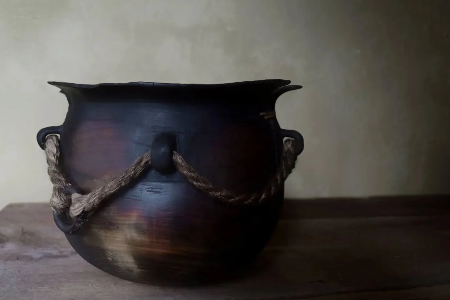 Galley Cauldron

Inspired by the intricate mooring and rigging of centuries-old ships, this form explores a slightly different design language focusing on the inclusion of Jute rope. Strung across five asymmetrical handles, the rope is looped togethe