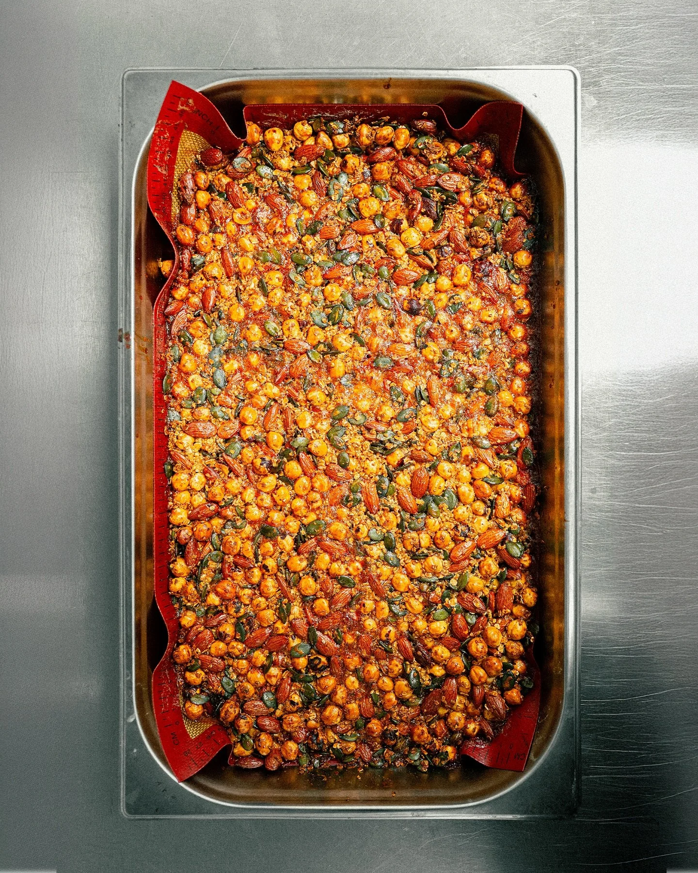 Amandes, noisettes, avoine, graine de courge, miel, sirop de poire poch&eacute;es, fleur de sel fum&eacute;, canelle.

BRUNCH AM 10/15h
R&eacute;servation en bio