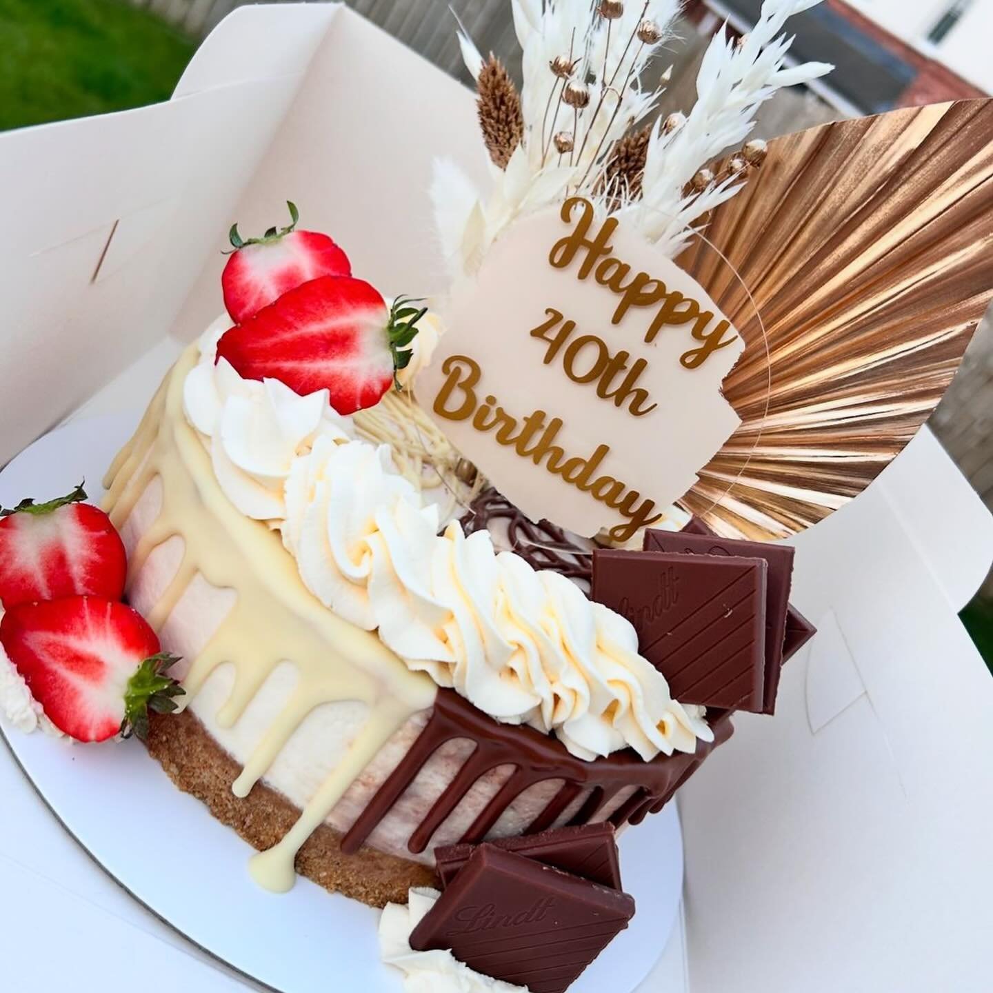 Another AMAZING cheesecake using our Gold Palm Spear Bouquet by @the.cheesecakekitchen_ne&hellip;I can confirm her cheesecakes taste as good as the look 🤩🤤

Link in bio to shop xxx

#cheesecake #cheesecakelovers #cheesecakesofinstagram #palmleafcak