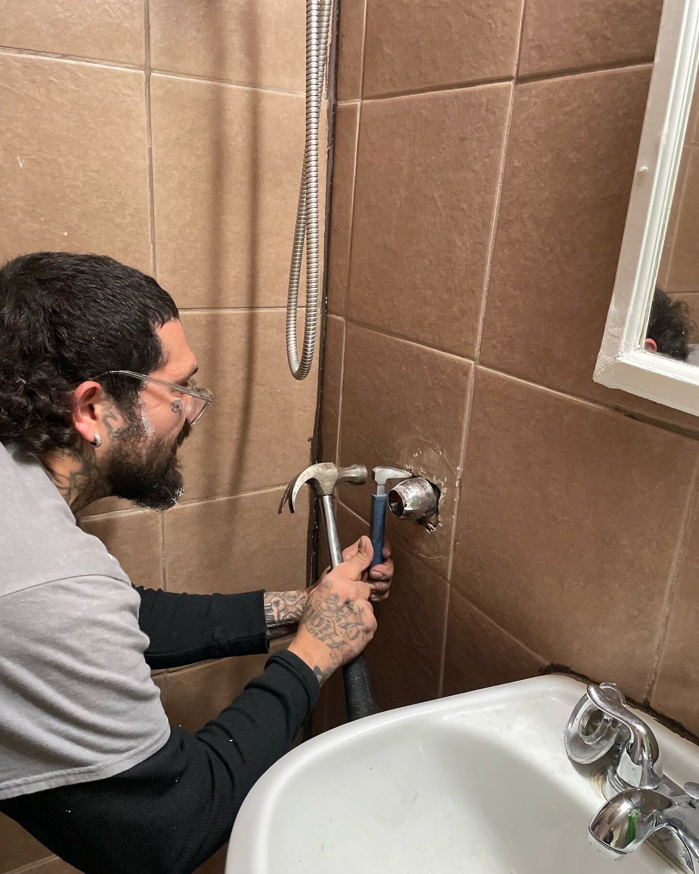 Common shower faucet issues include leaks, drips, and temperature inconsistencies, often due to worn parts like washers or cartridges. 

#faucet
#leakrepair