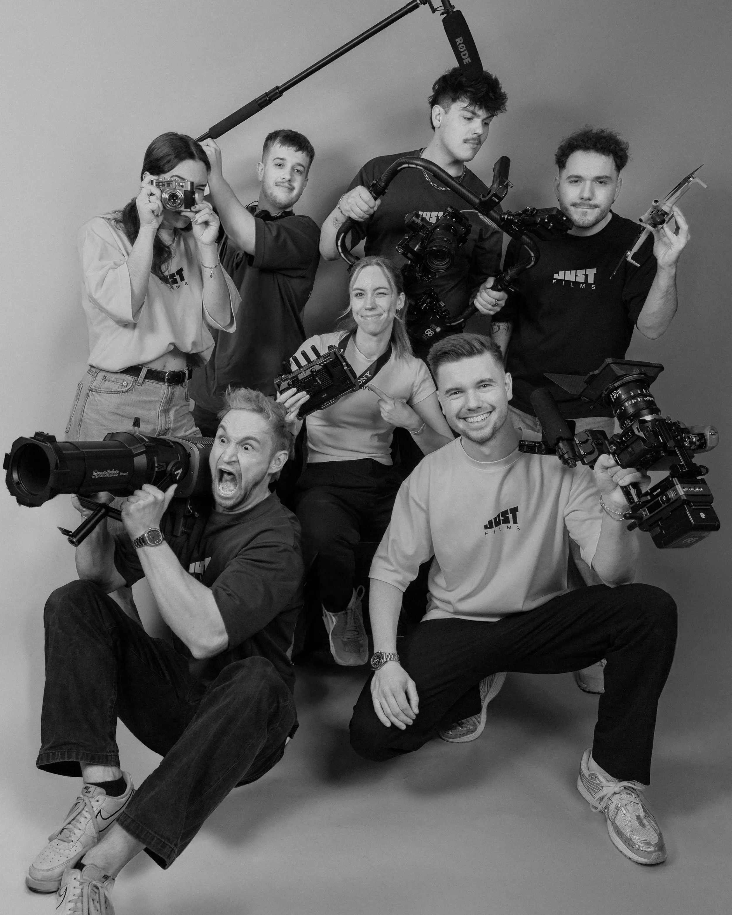 Gruppe junger Filmemacher mit Kamera- und Tonequipment bei einem Fotoshooting