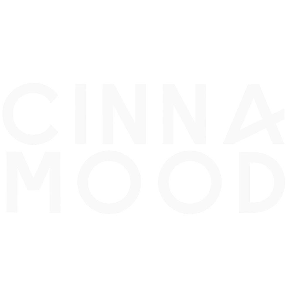 Schwarzer Hintergrund mit weißen, handgeschriebenen Buchstaben, die den Text "CINNA MOOD" bilden.