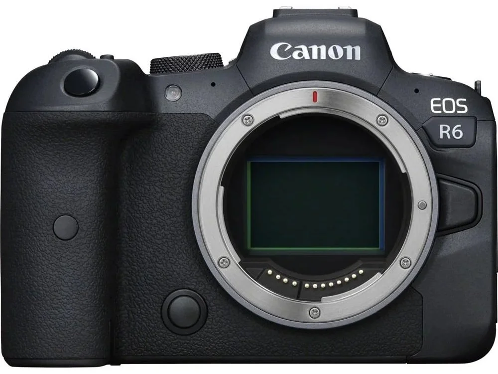 Un appareil photo numérique Canon EOS R6 sans objectif attaché, en vue frontale.