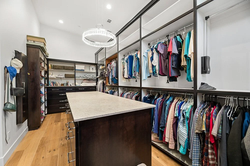 Walk-in closet with central drawer with quartz countertops